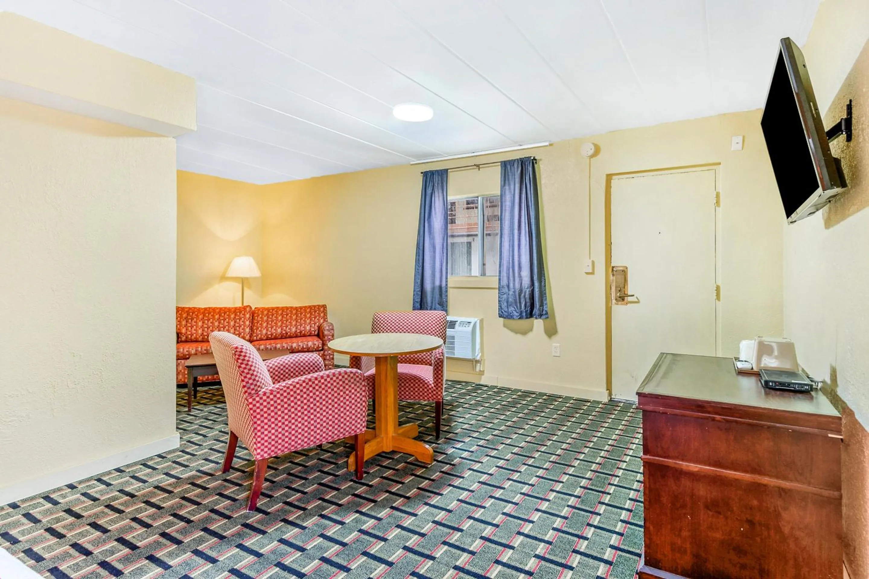 Bedroom in OYO Hotel Downtown Peoria I-74