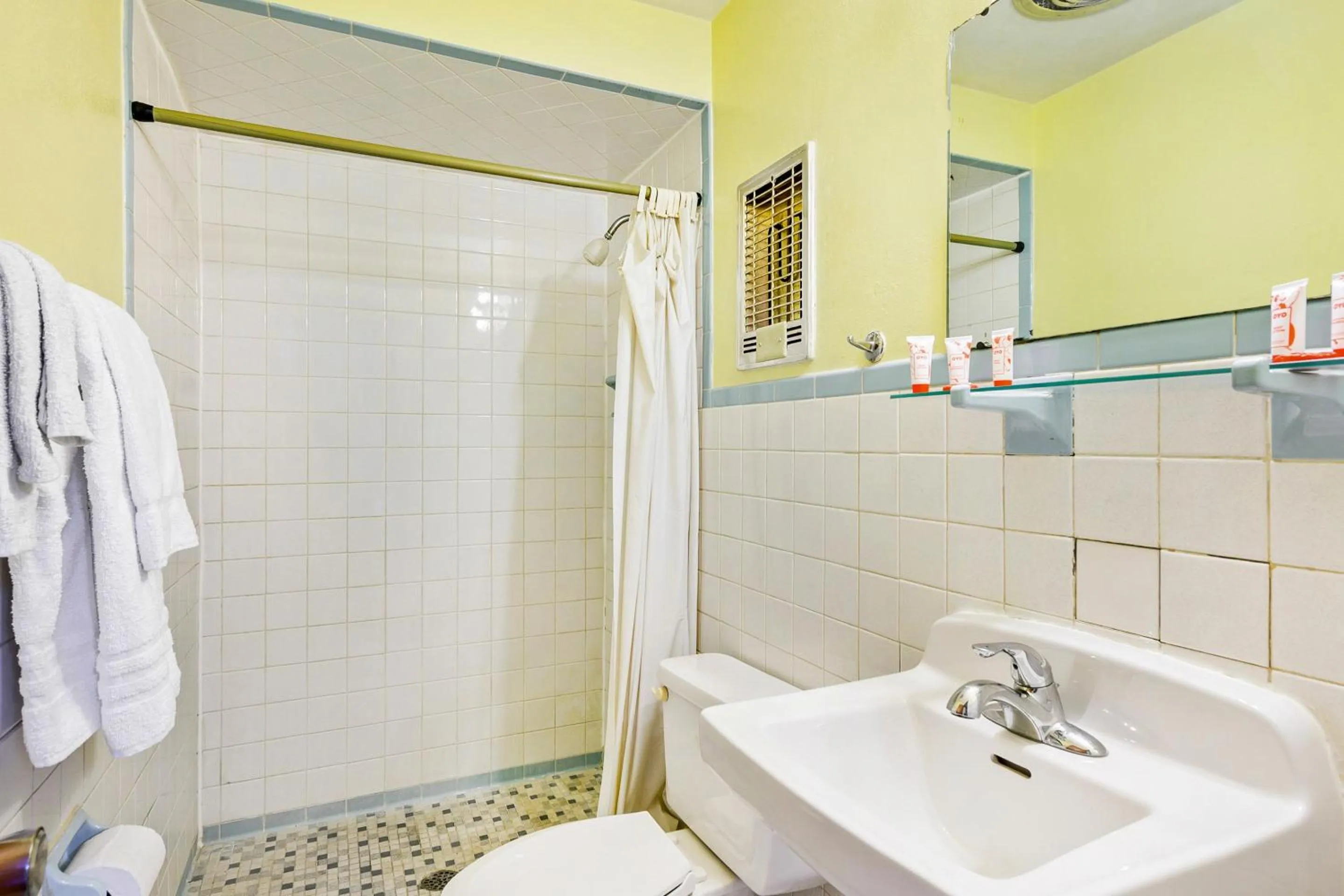 Bathroom in OYO Hotel Downtown Peoria I-74