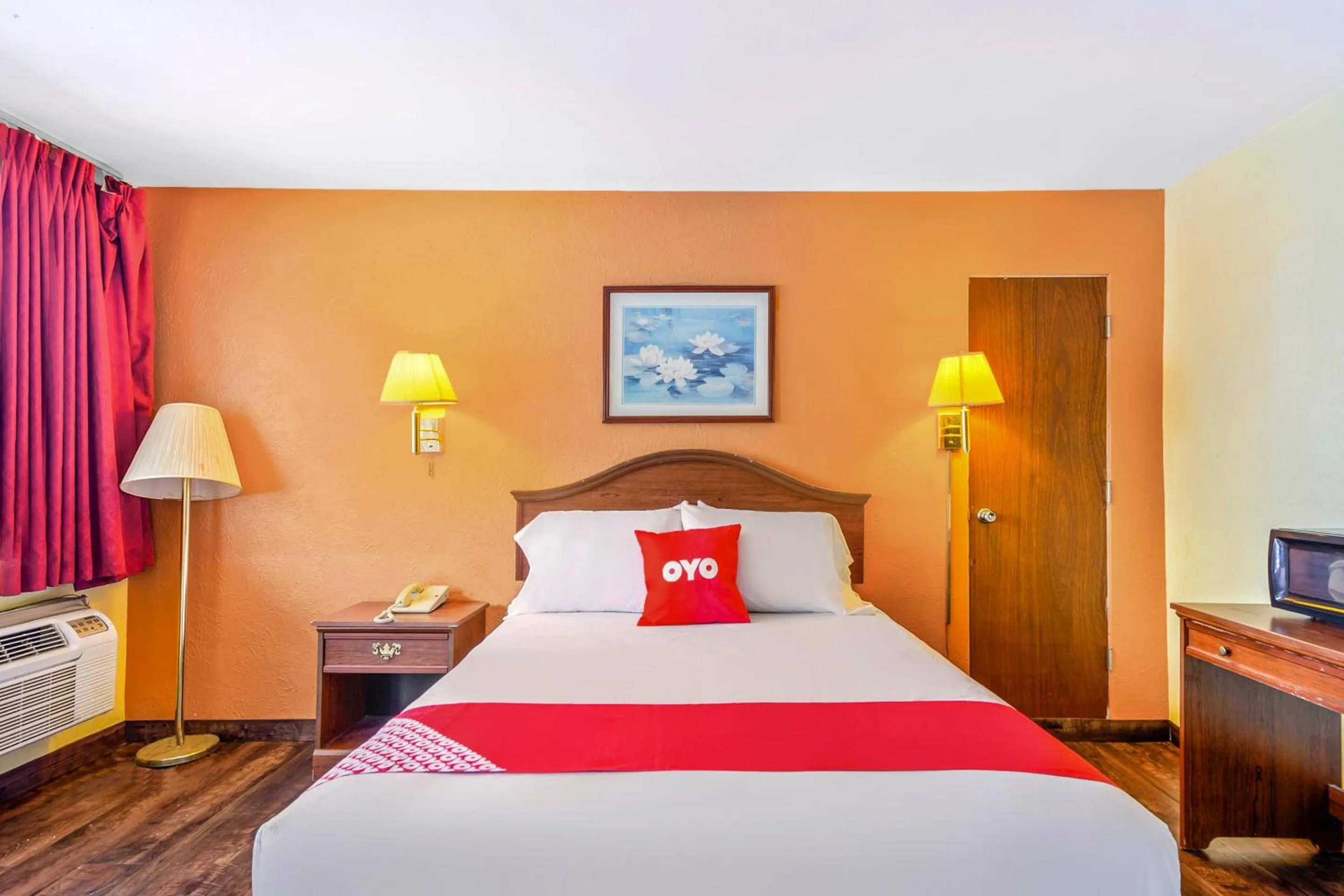 Bedroom, Bed in OYO Hotel Downtown Peoria I-74