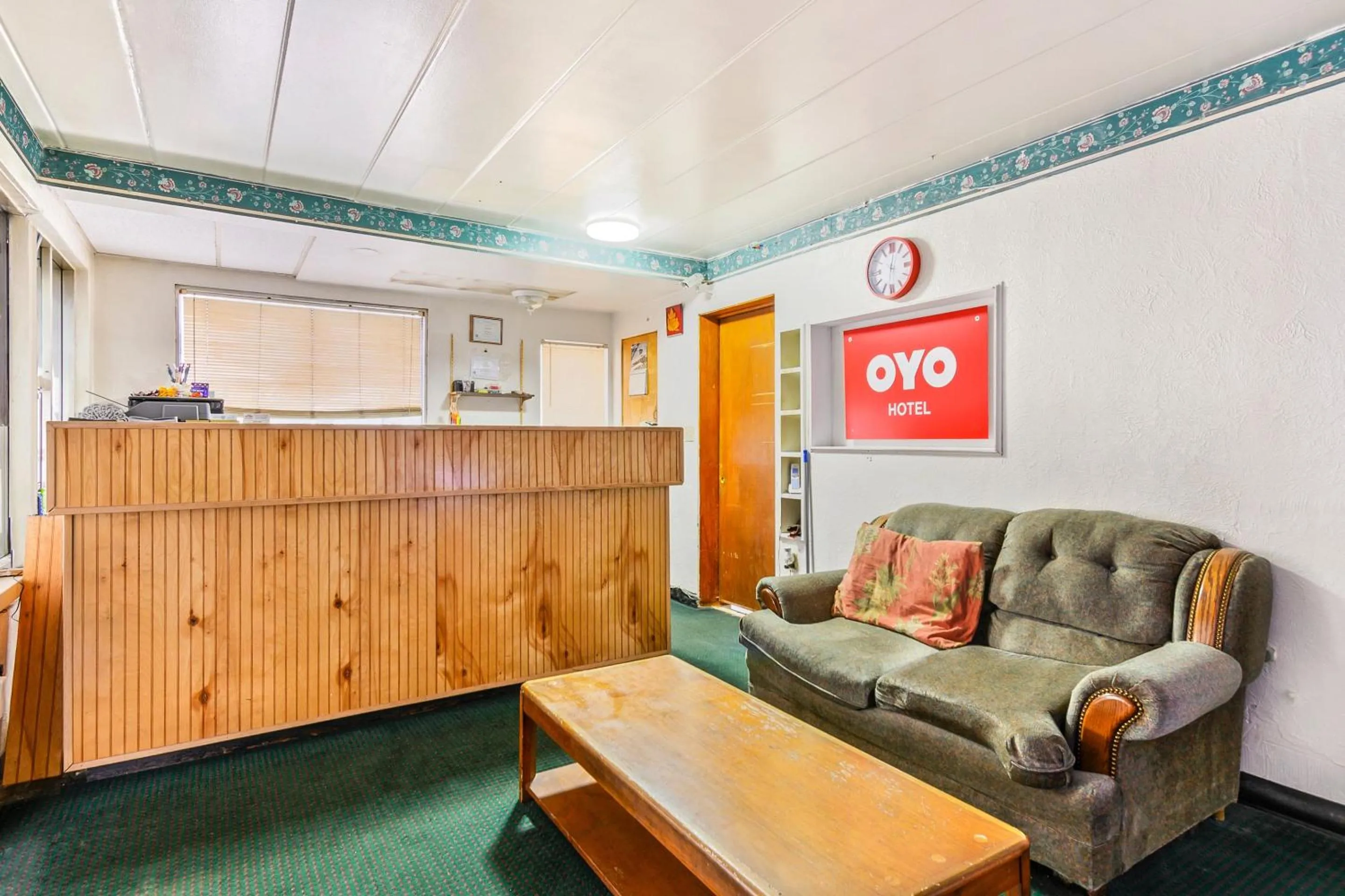 Lobby or reception in OYO Hotel Downtown Peoria I-74