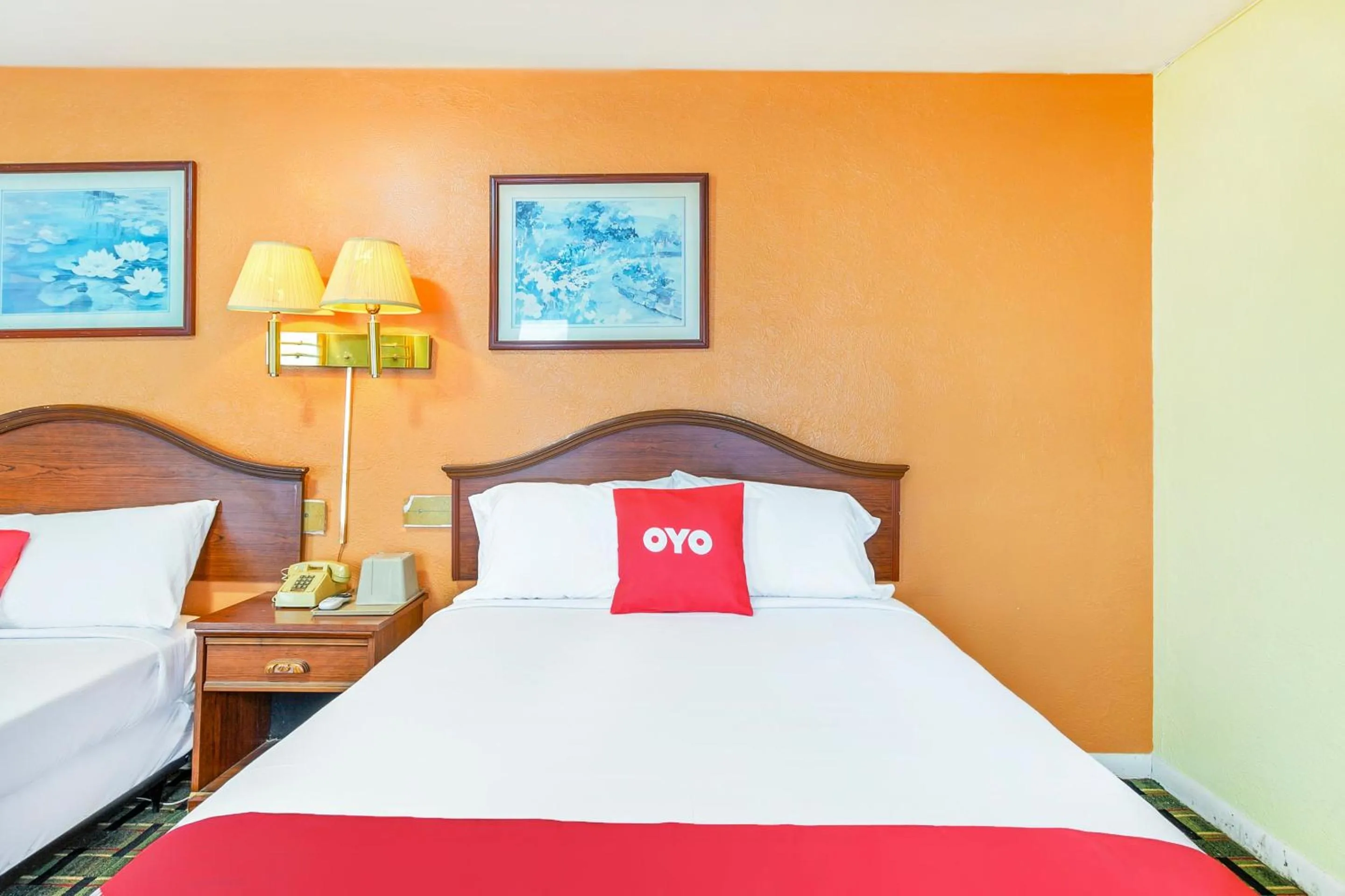 Bedroom, Bed in OYO Hotel Downtown Peoria I-74