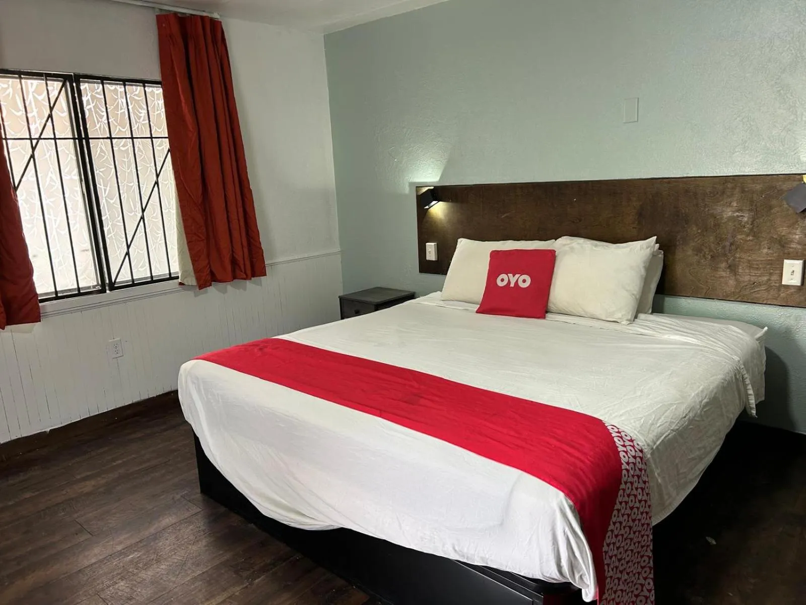 Bedroom, Bed in OYO Hotel Downtown Peoria I-74