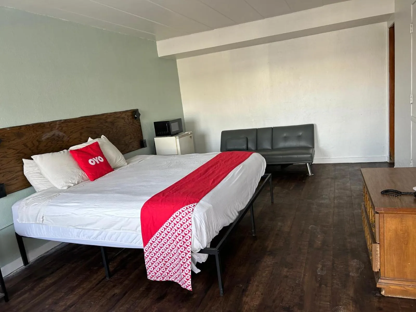 Bedroom, Bed in OYO Hotel Downtown Peoria I-74