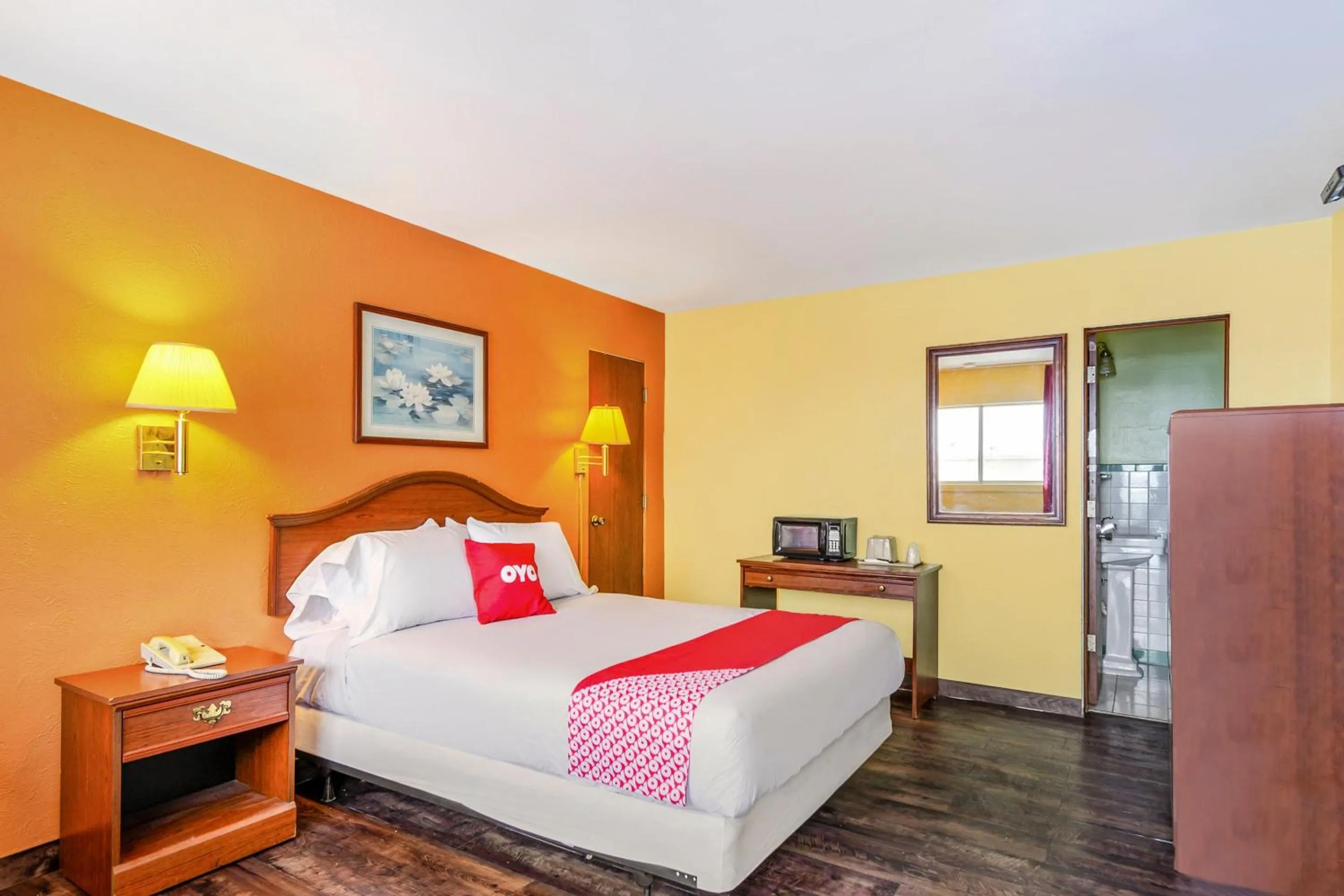 Bedroom, Bed in OYO Hotel Downtown Peoria I-74