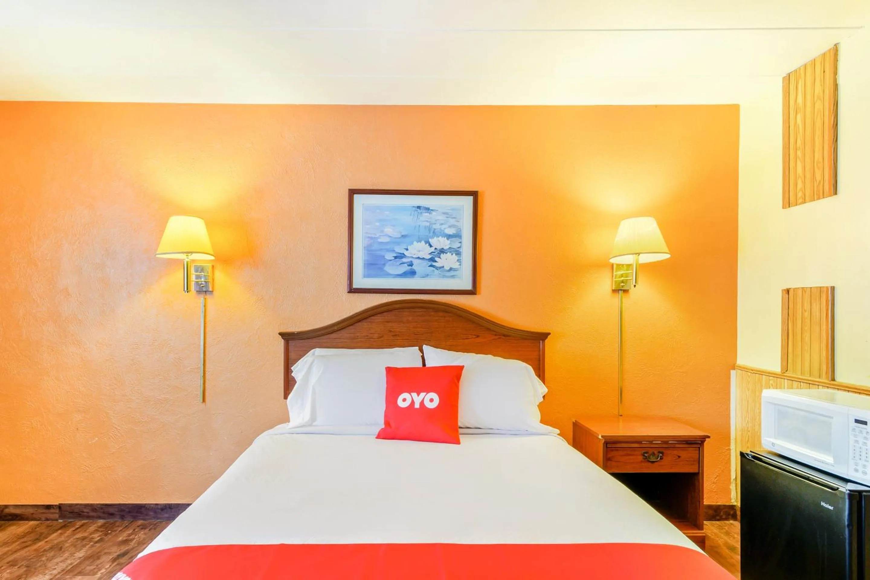 Bedroom, Bed in OYO Hotel Downtown Peoria I-74