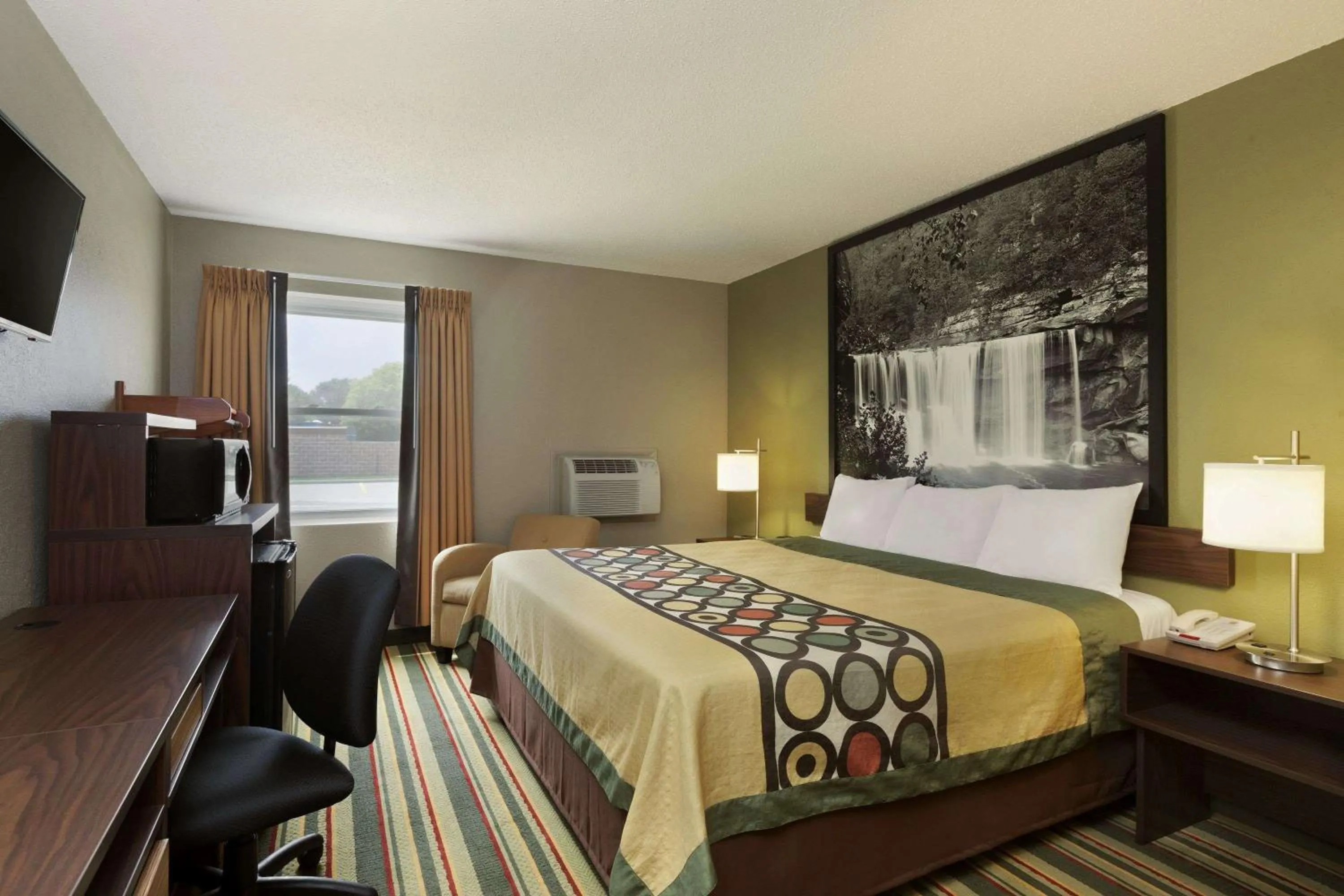 Photo of the whole room, Bed in Super 8 by Wyndham Tuscola