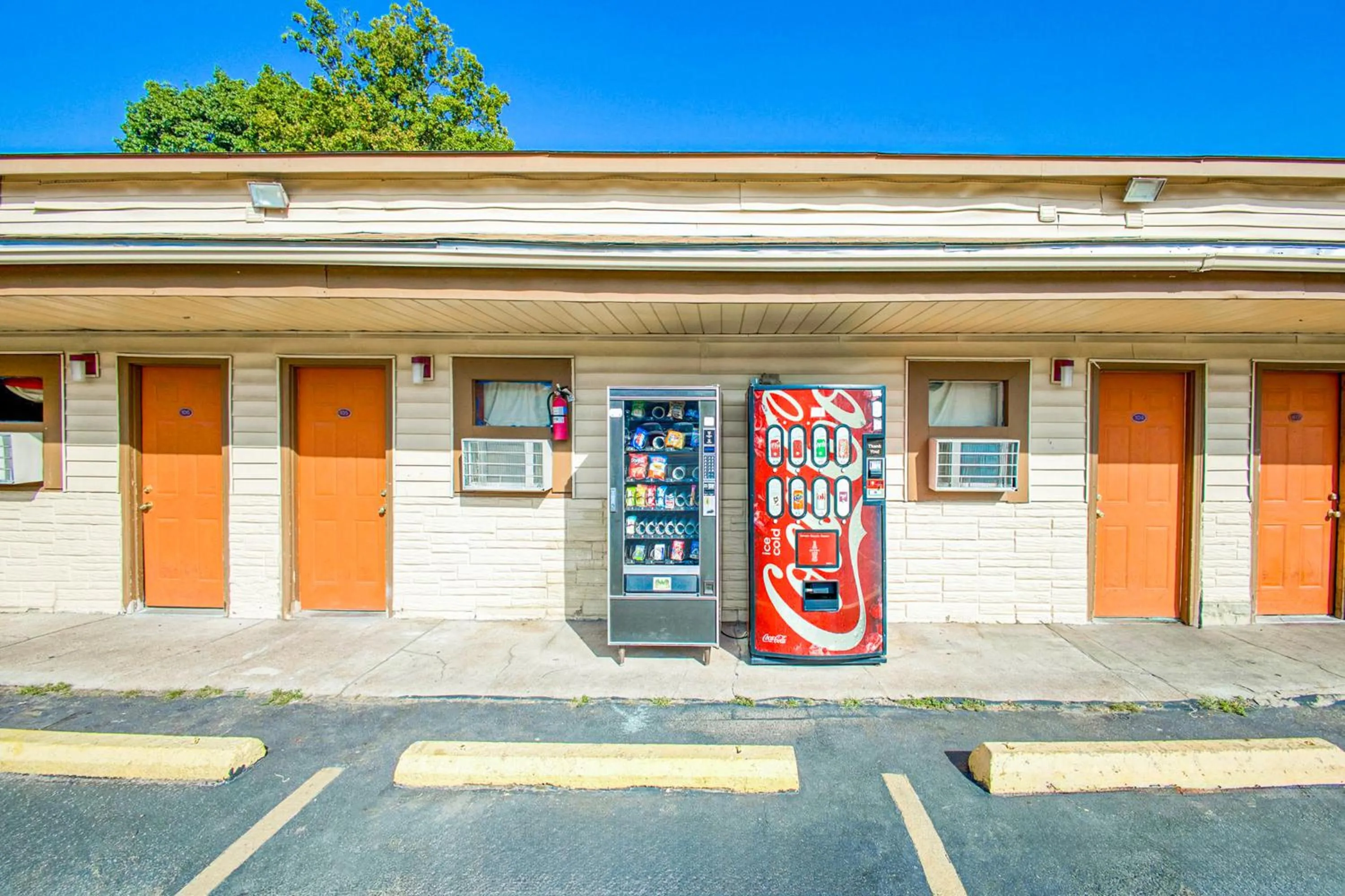 Property building in Hotel O Best Rest Inn Springfield US 36