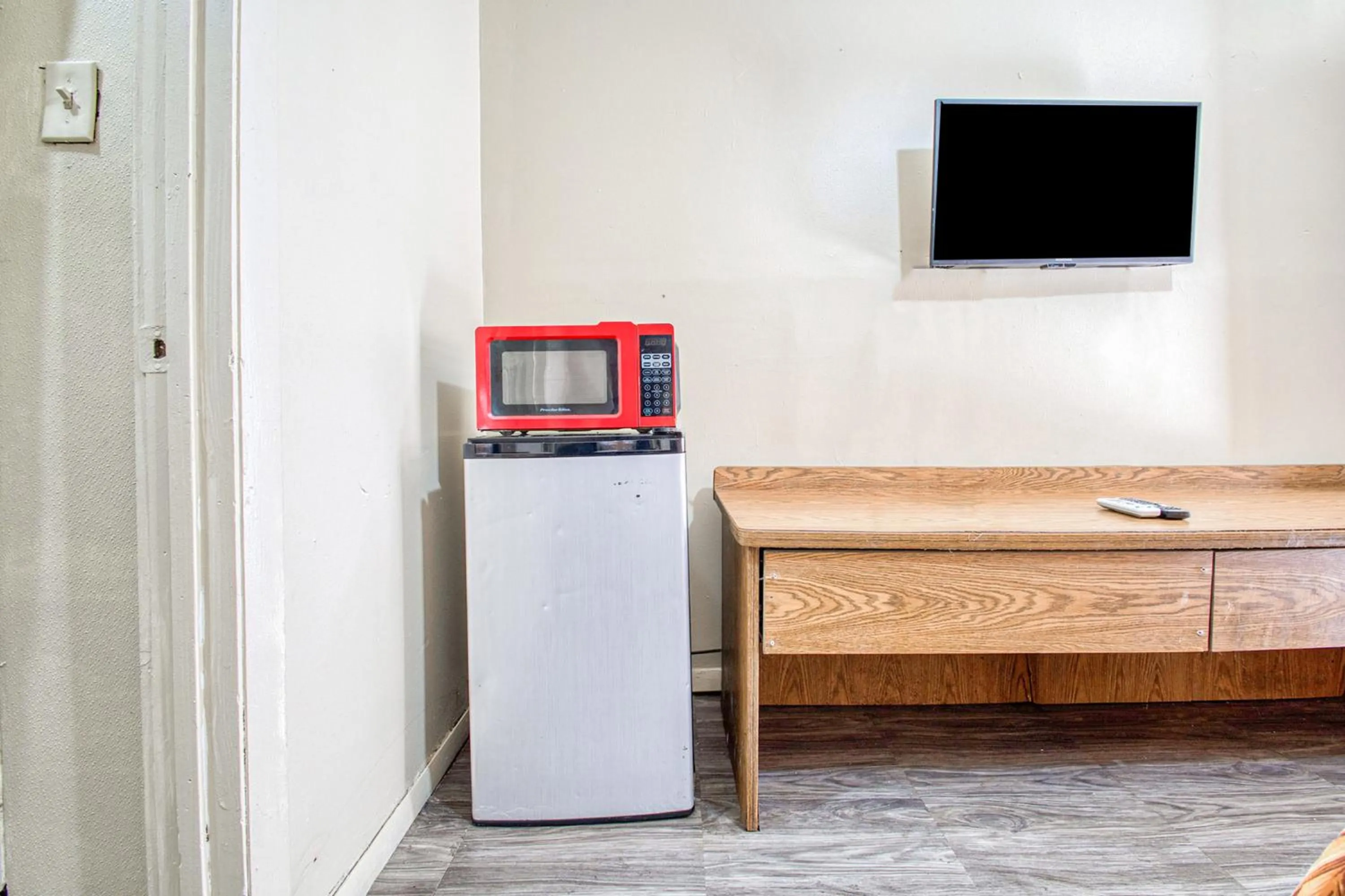 TV and multimedia in Hotel O Best Rest Inn Springfield US 36