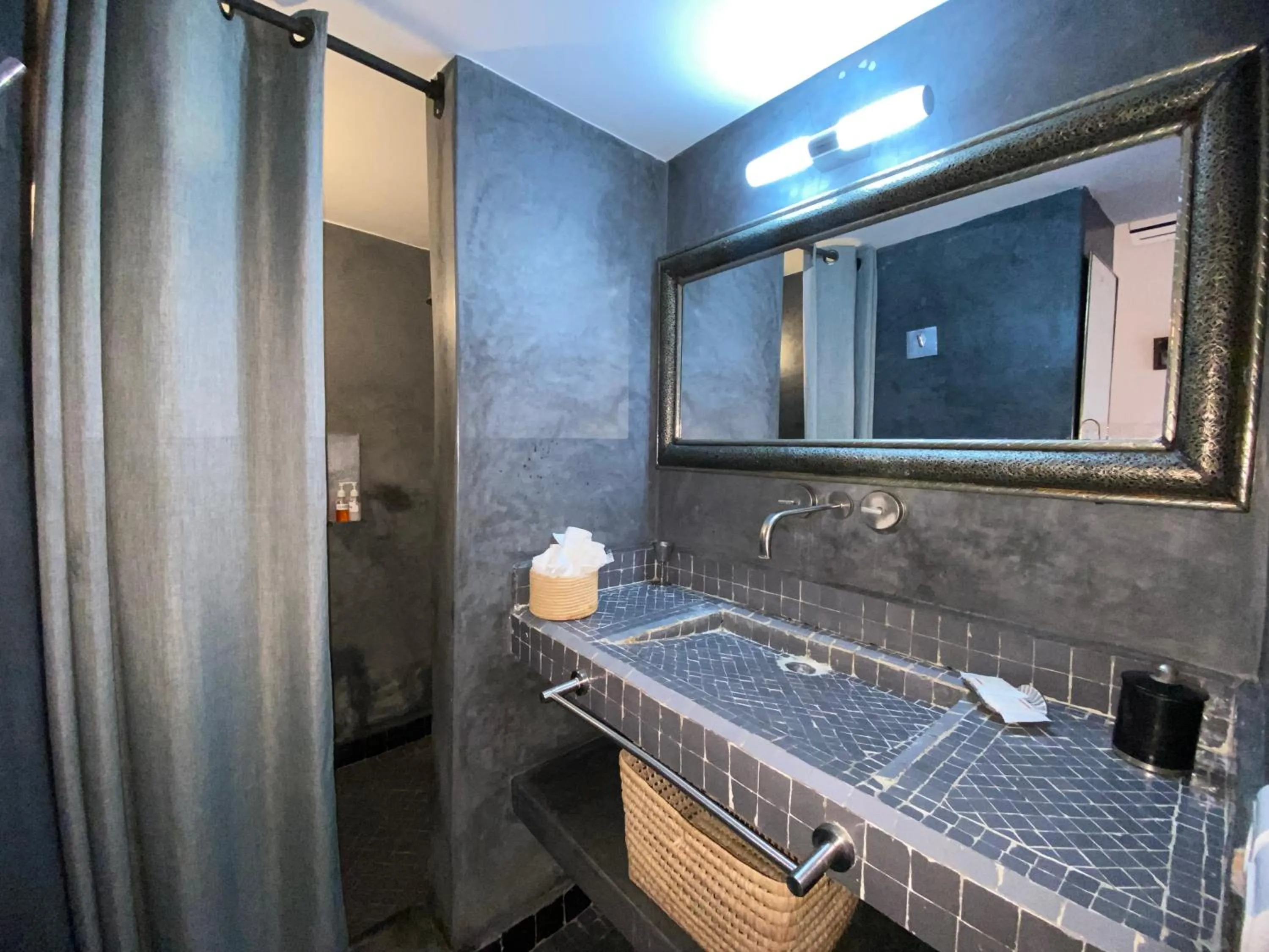 Shower in Riad Ambre et Jasmin