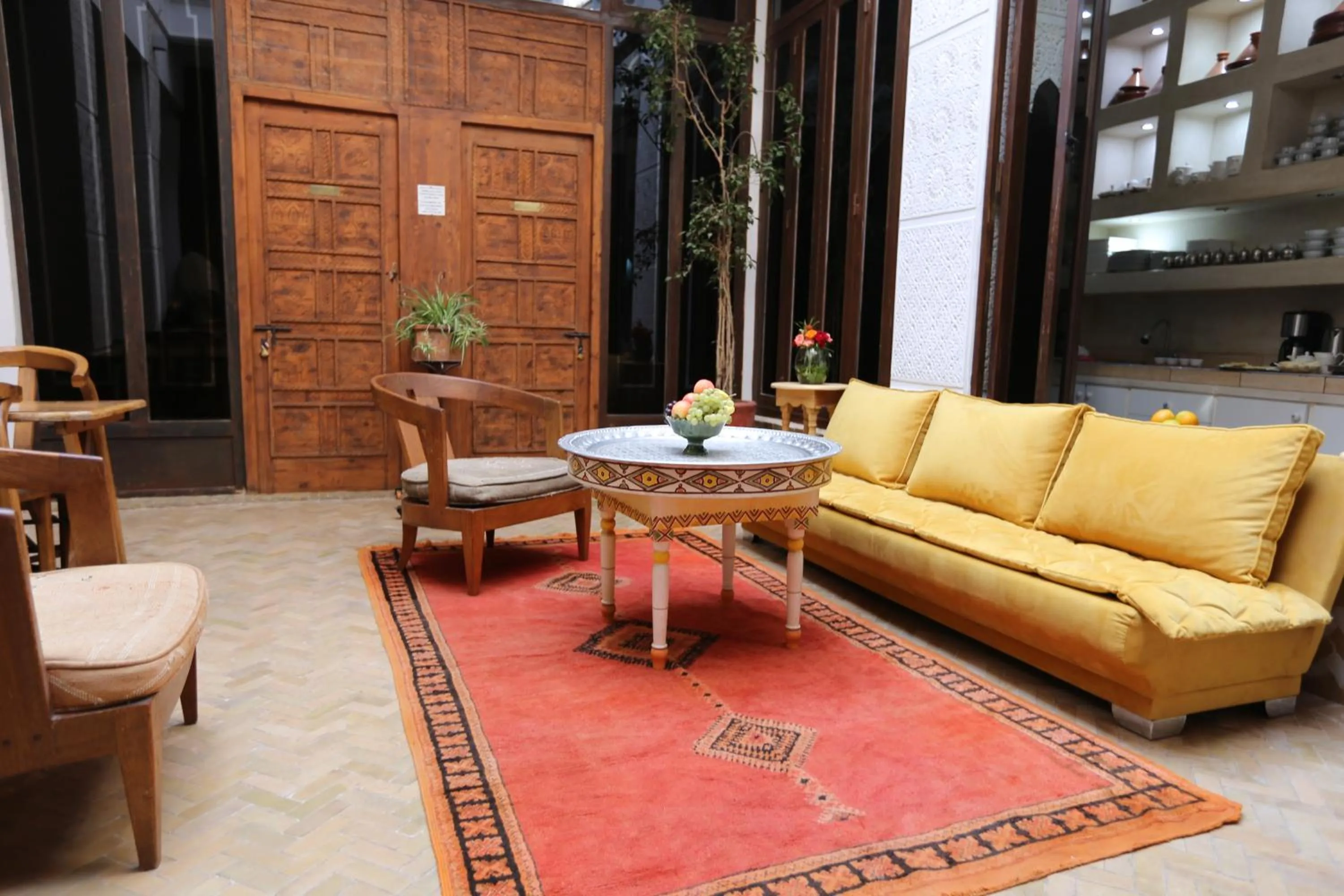 Communal lounge/ TV room in Riad Ambre et Jasmin
