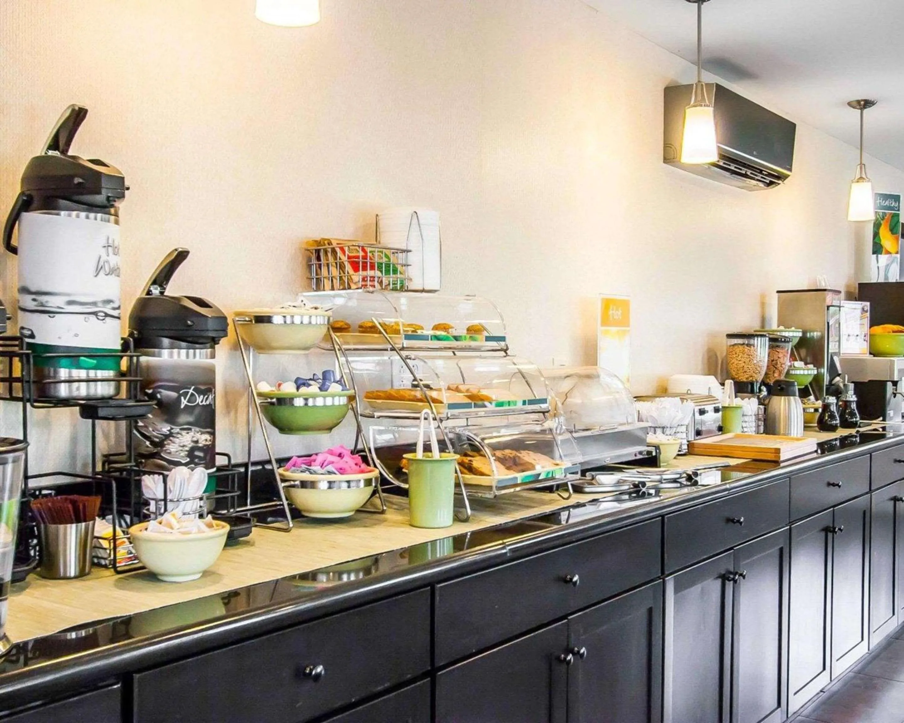 Breakfast in Quality Inn Cairo I-57