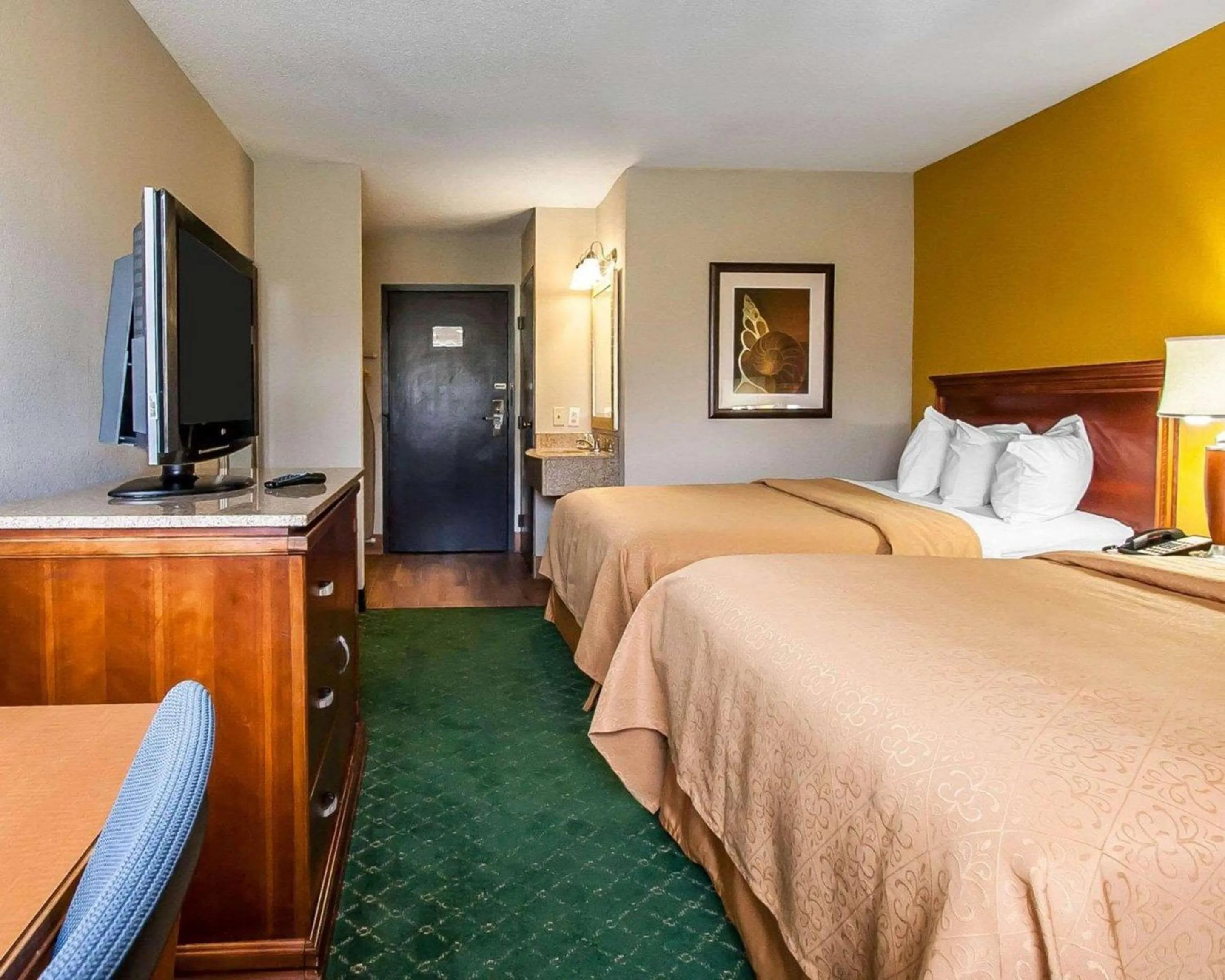 Bedroom, Bed in Quality Inn Cairo I-57