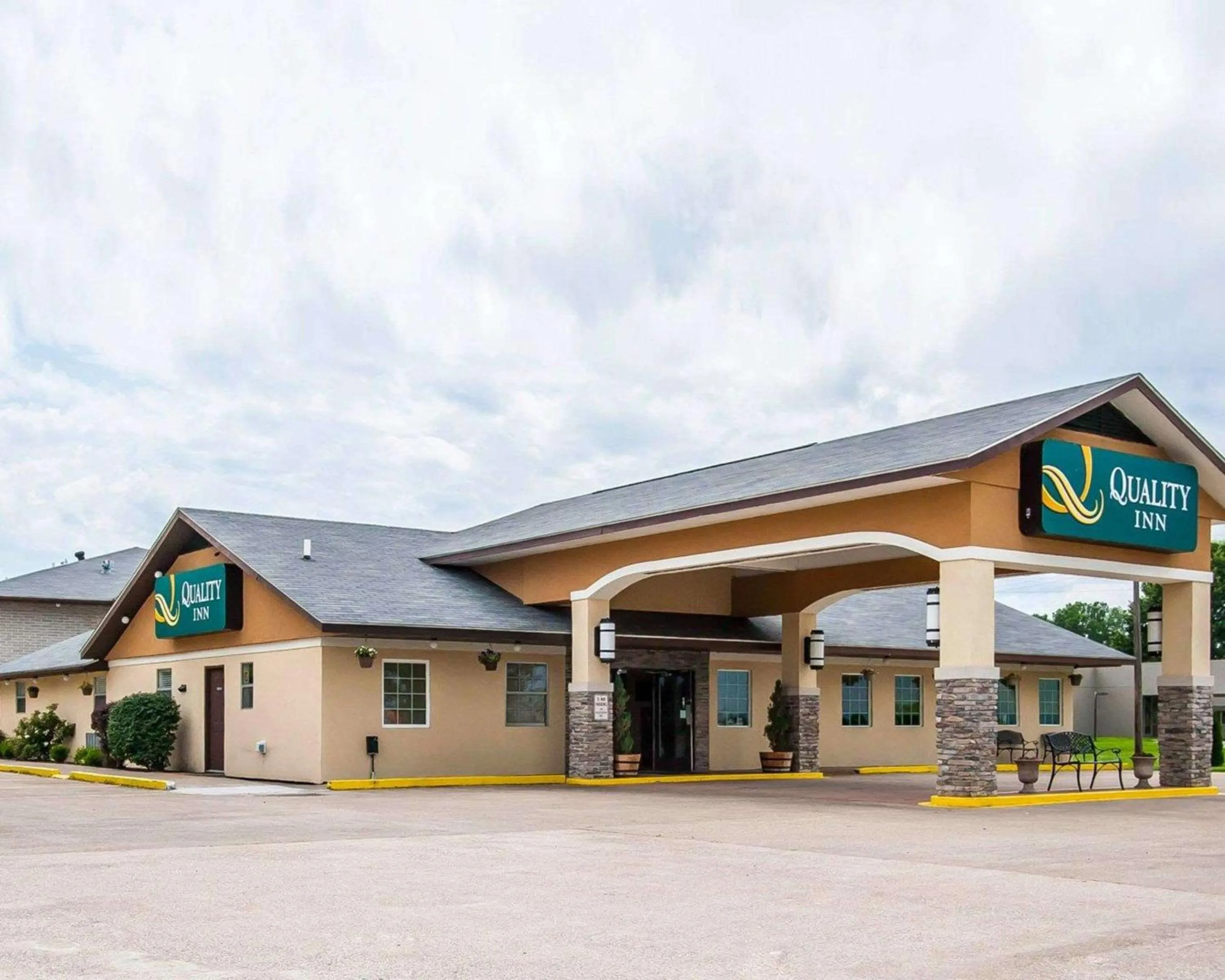 Property building in Quality Inn Cairo I-57