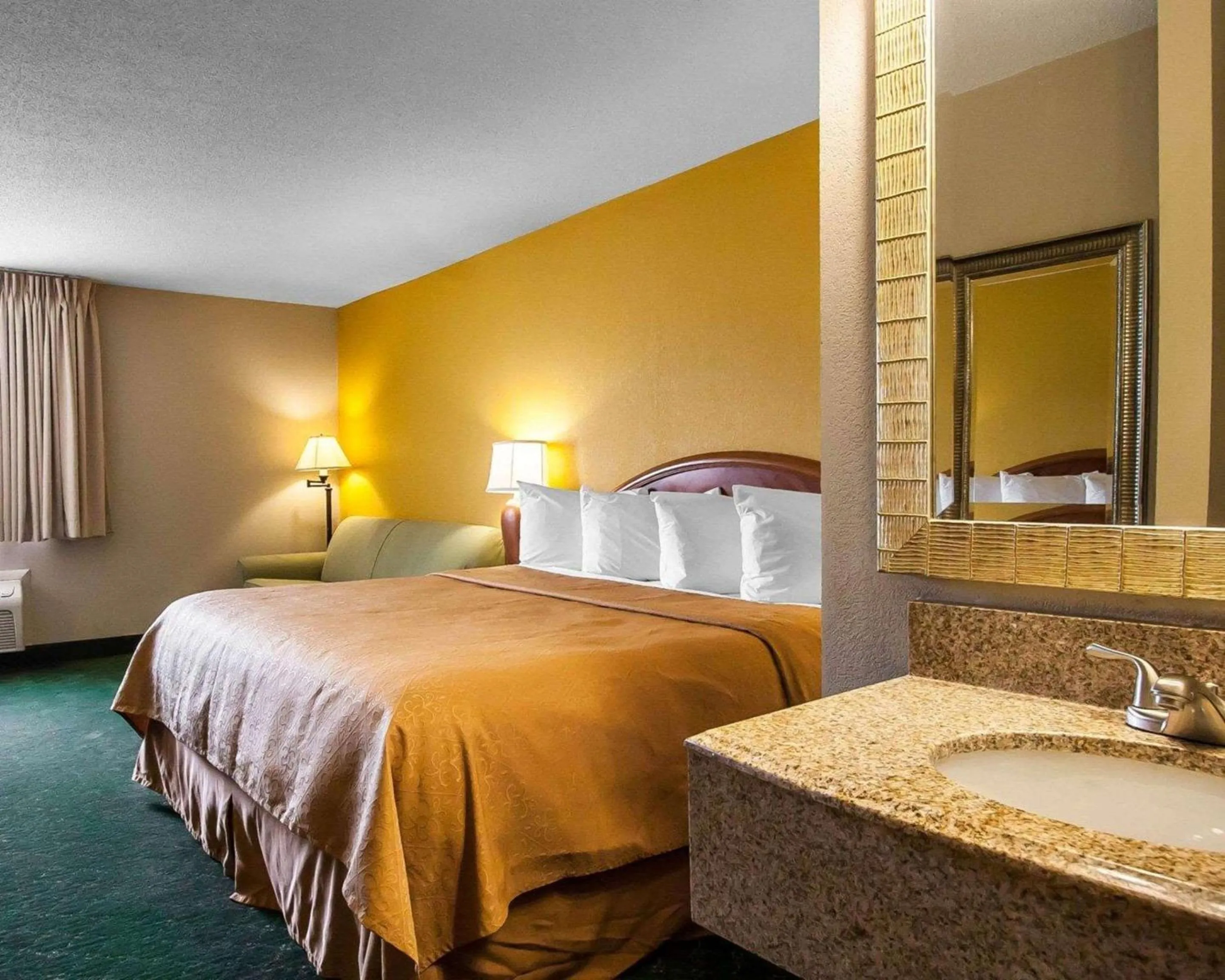 Bedroom, Bed in Quality Inn Cairo I-57