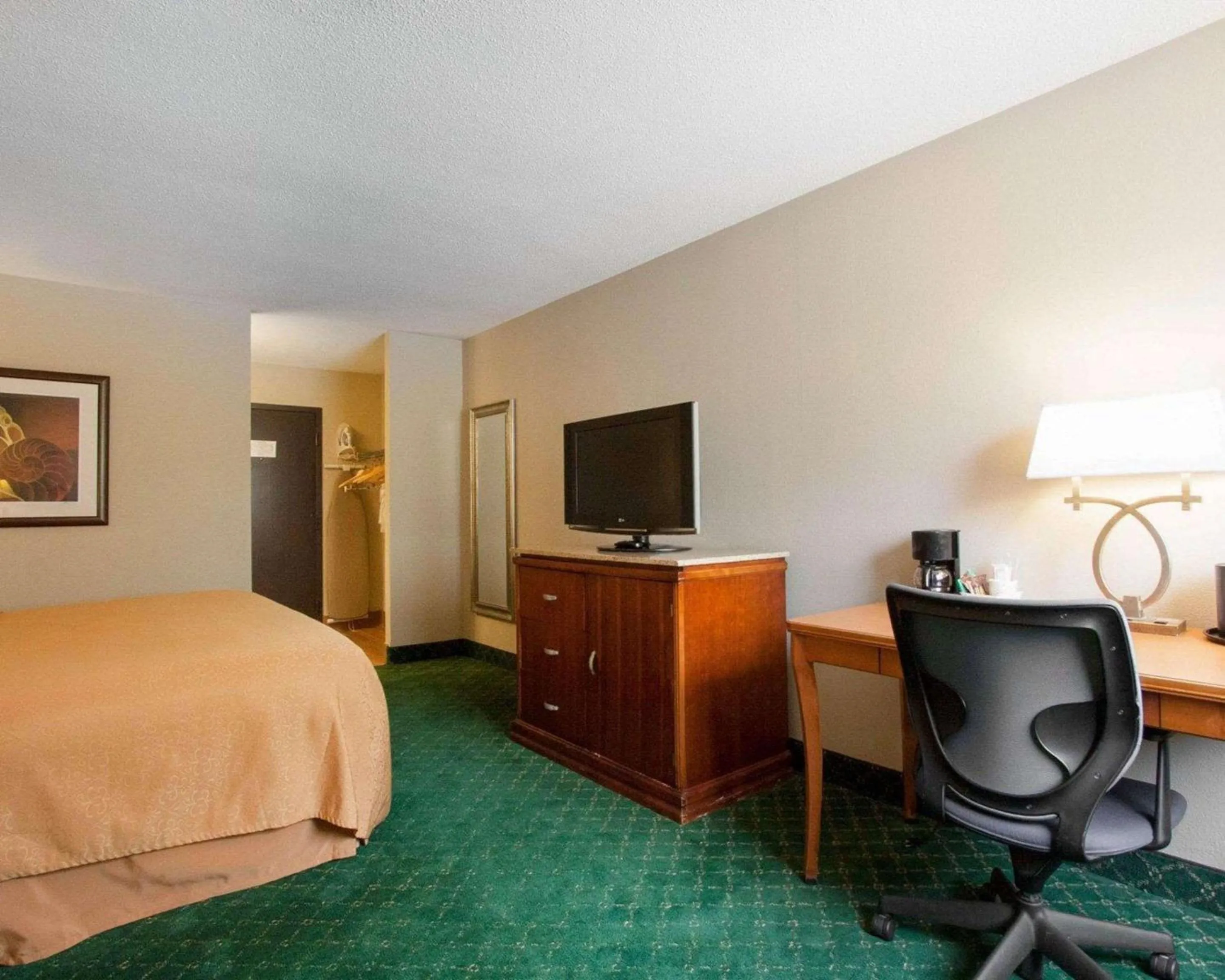 Bedroom, Bed in Quality Inn Cairo I-57