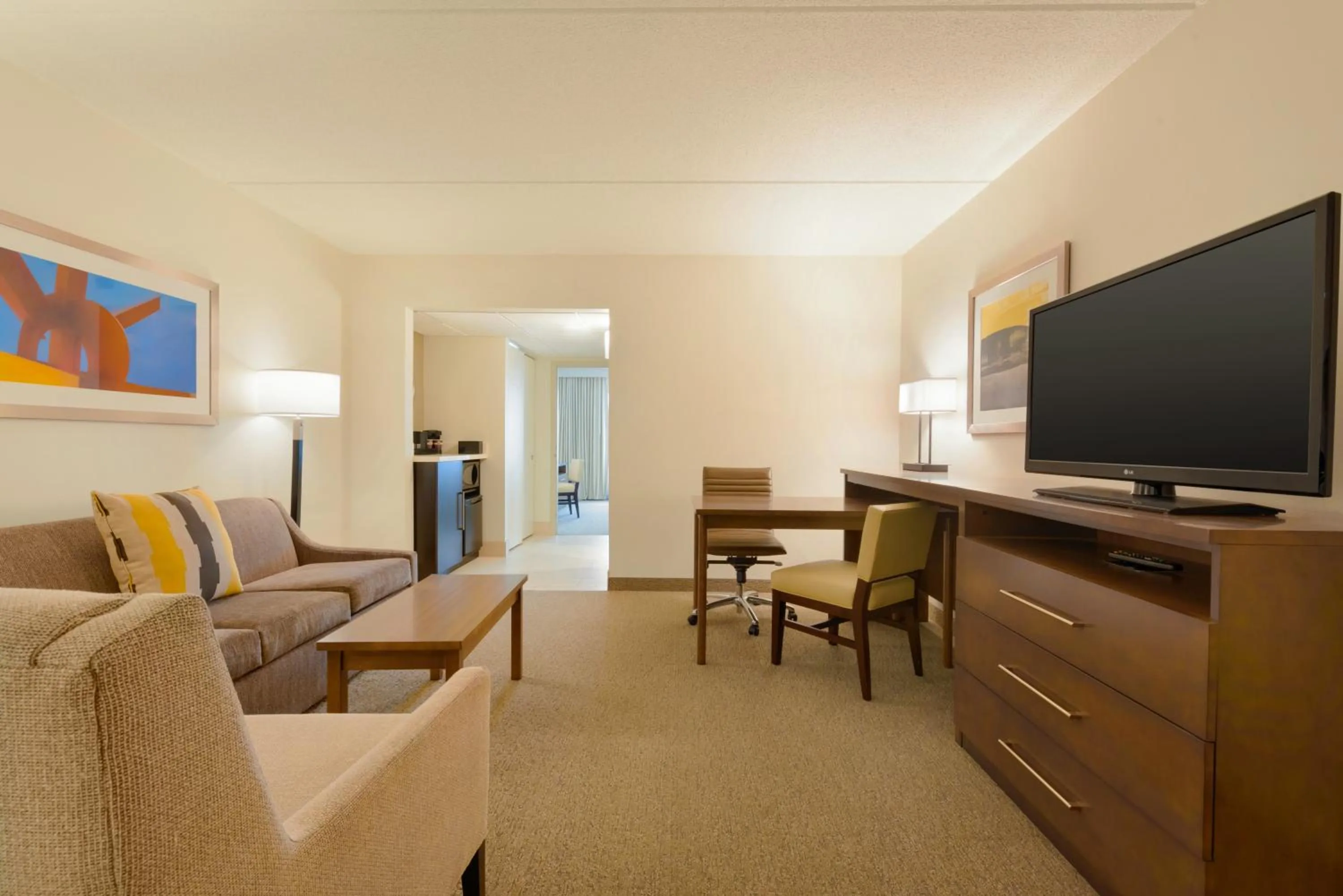 TV and multimedia in Embassy Suites by Hilton Milwaukee Brookfield
