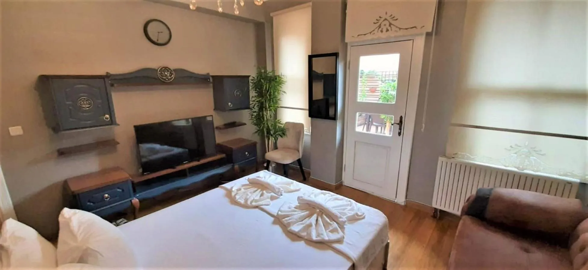 Living room, Bed in valide-maide hotel