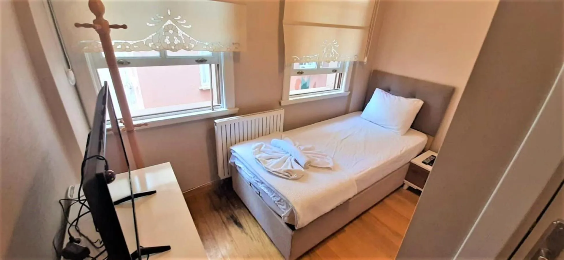 Photo of the whole room, Bed in valide-maide hotel