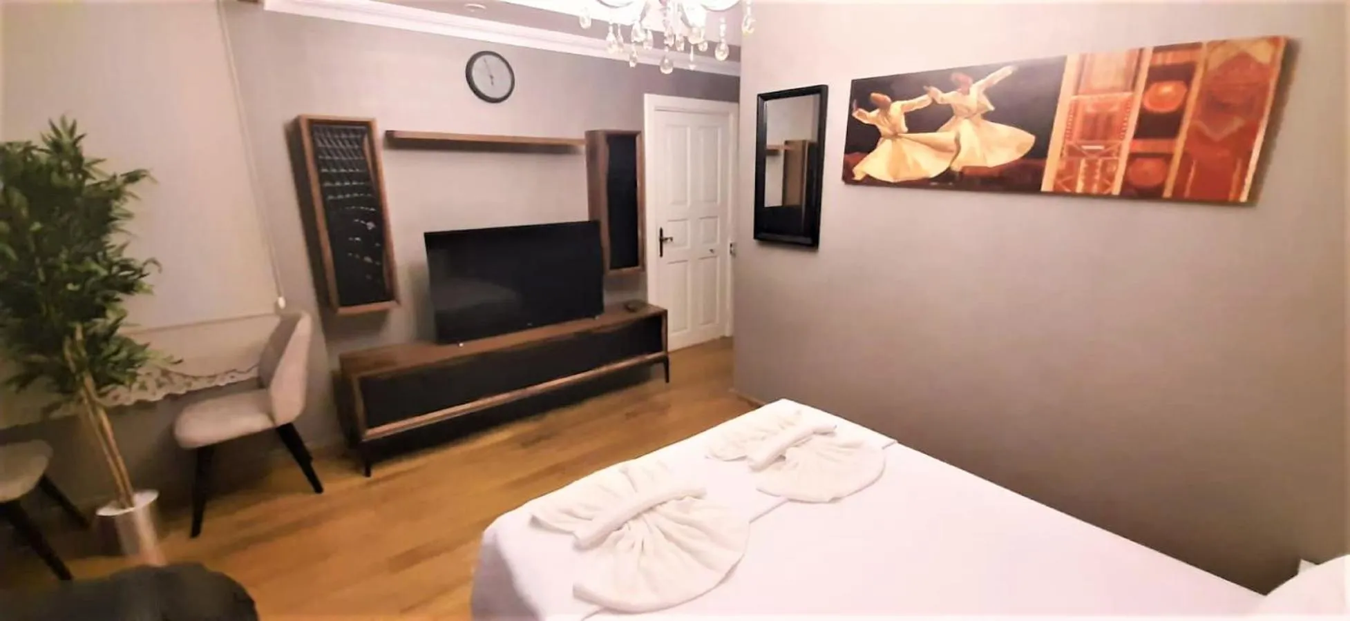 Communal lounge/ TV room, Bed in valide-maide hotel