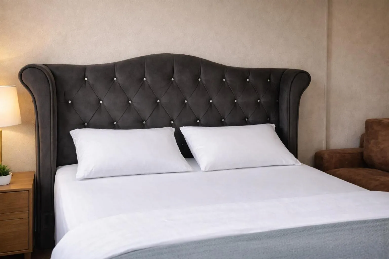 Bedroom, Bed in valide-maide hotel