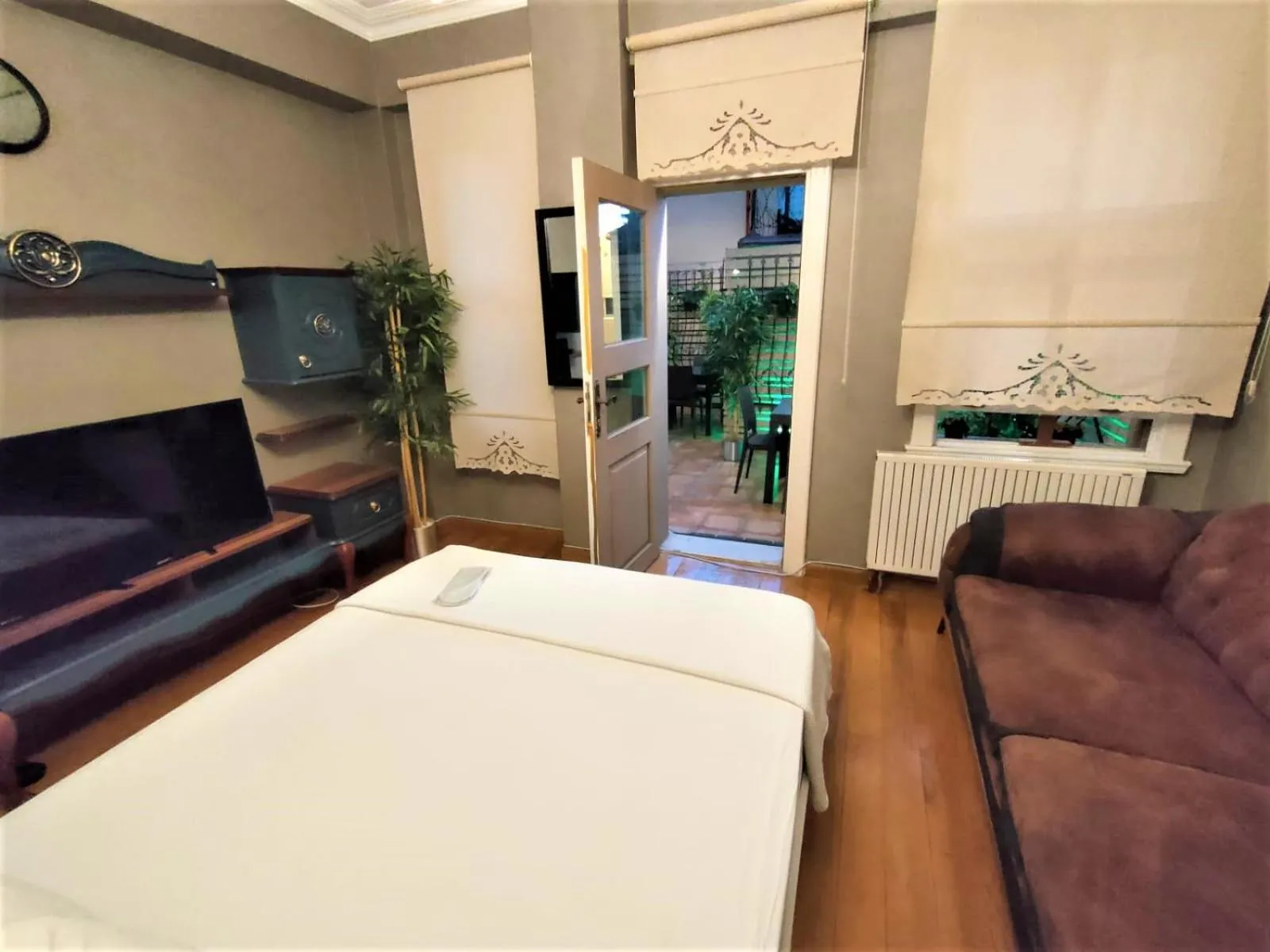 Living room, Bed in valide-maide hotel