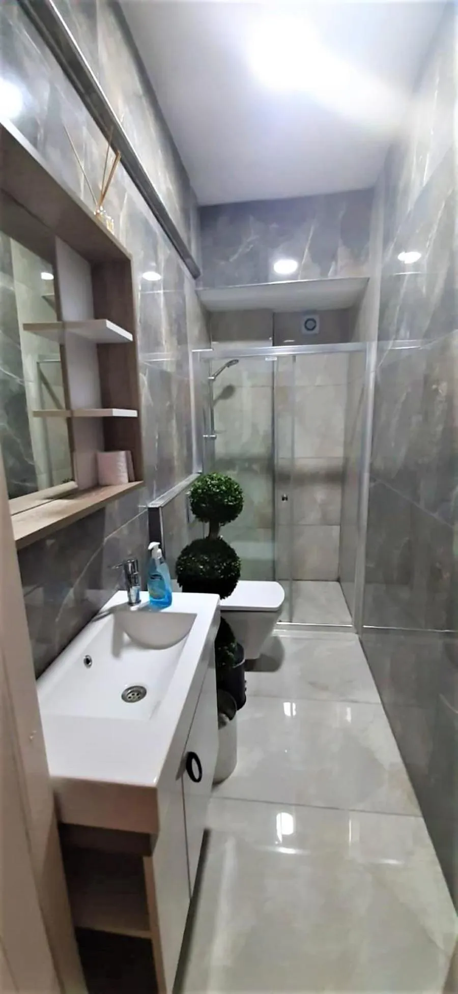 Bathroom in valide-maide hotel