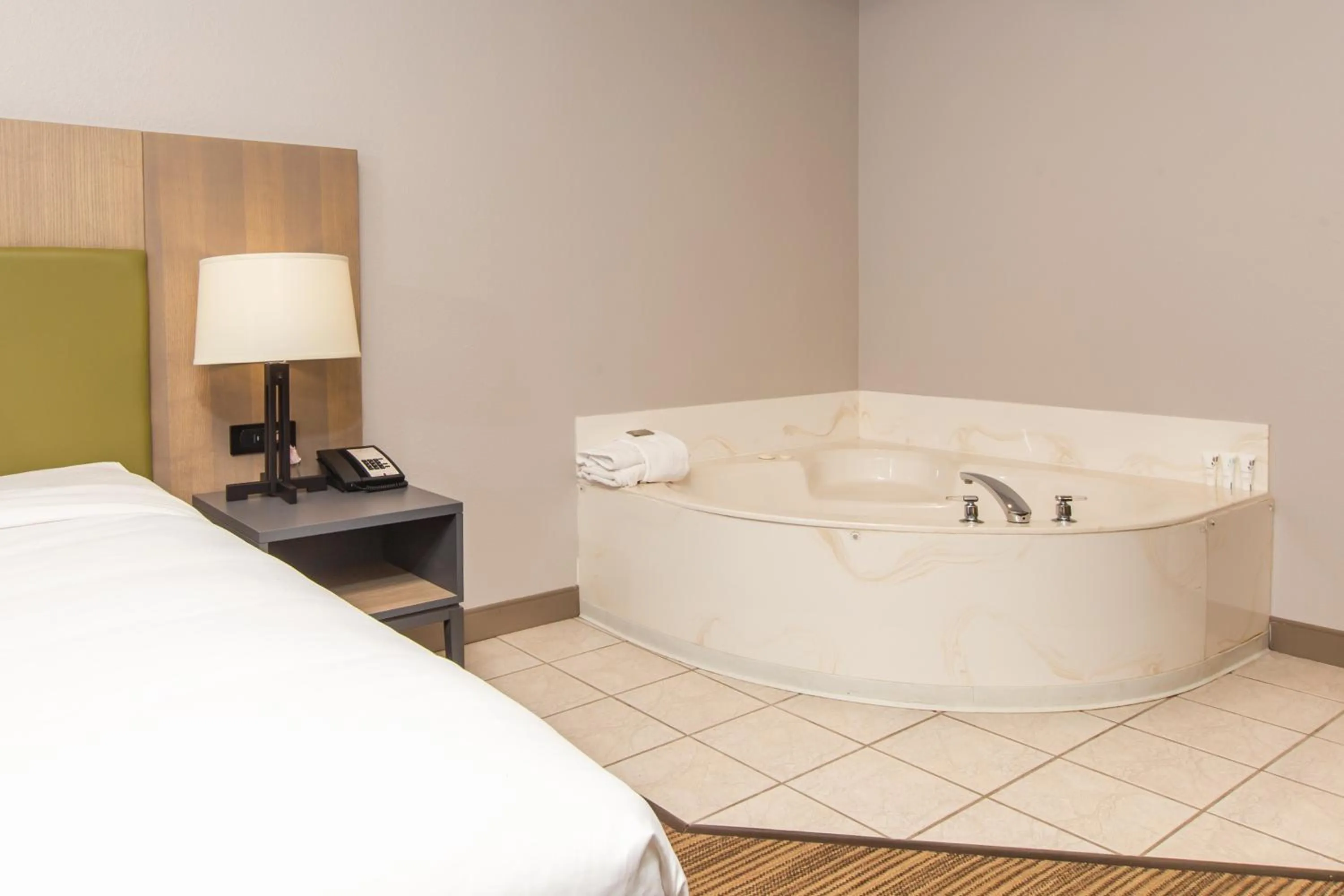 Hot Tub, Bed in Country Inn & Suites by Radisson, Rapid City, SD