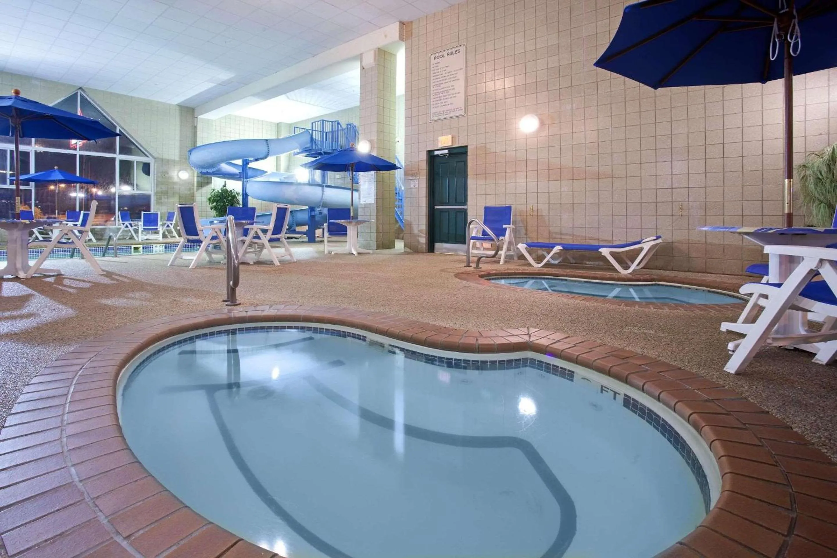 Swimming pool in Country Inn & Suites by Radisson, Rapid City, SD