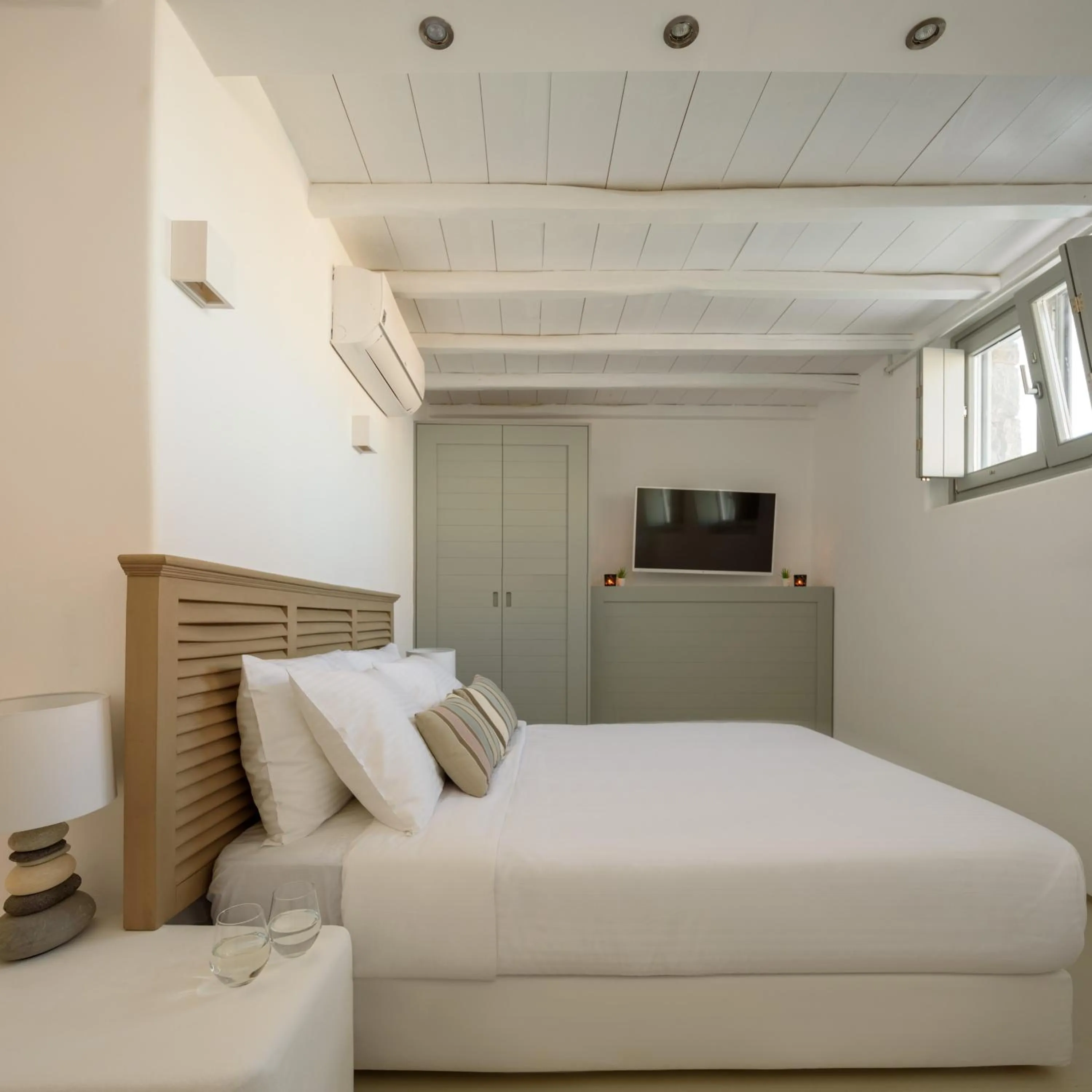 Photo of the whole room, Bed in The Summit of Mykonos