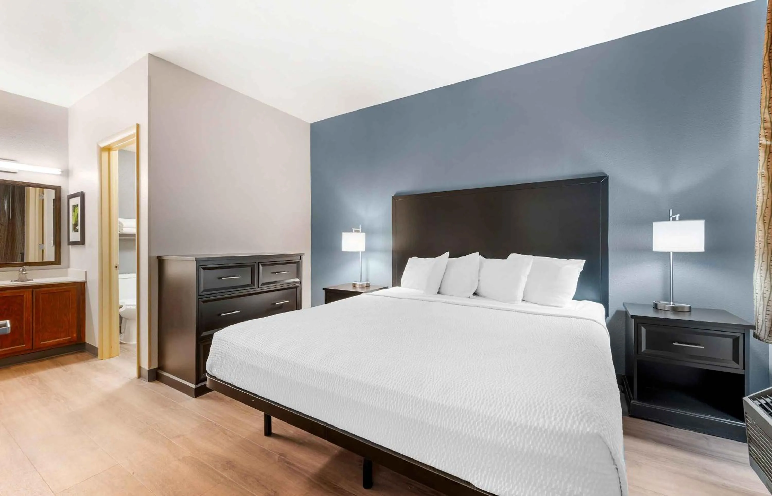 Bed in Extended Stay America Suites - Indianapolis - Airport - W Southern Ave