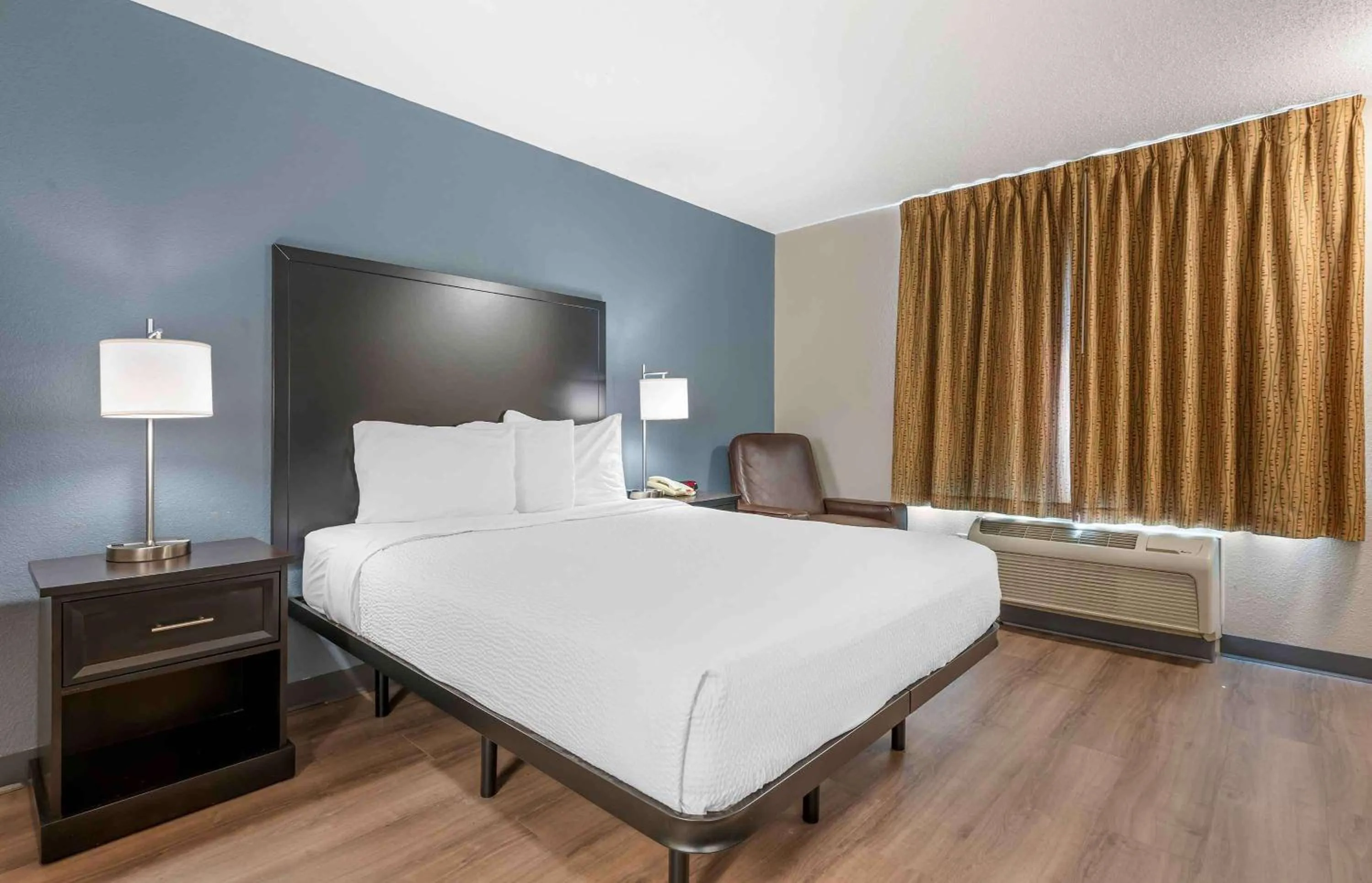 Bedroom, Bed in Extended Stay America Suites - Fort Wayne - South
