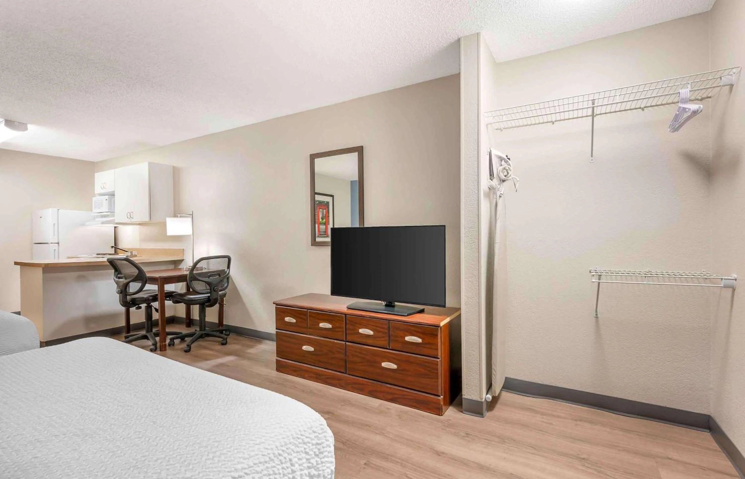 Bedroom, Bed in Extended Stay America Suites - Fort Wayne - South