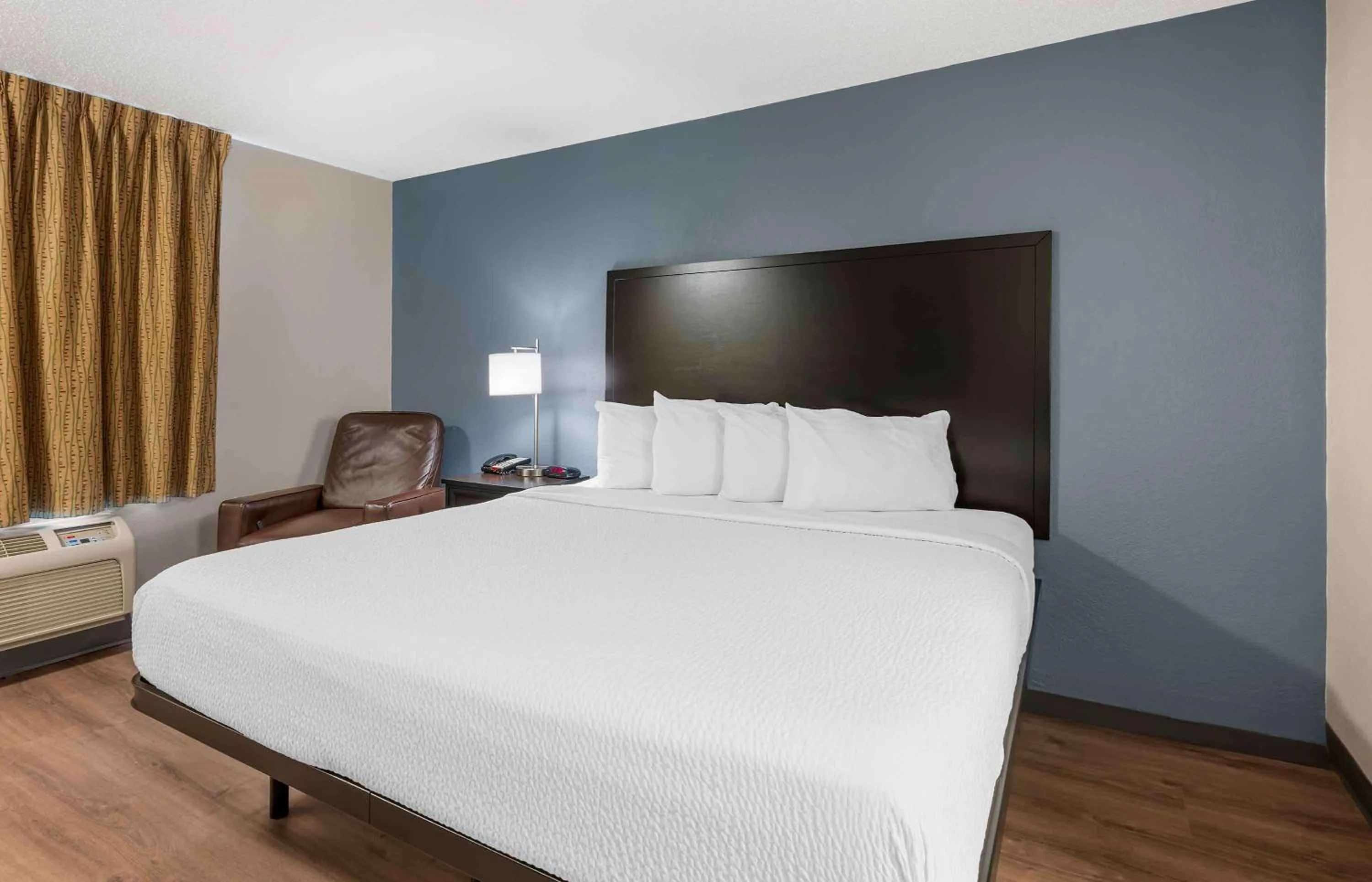 Bedroom, Bed in Extended Stay America Suites - Fort Wayne - South