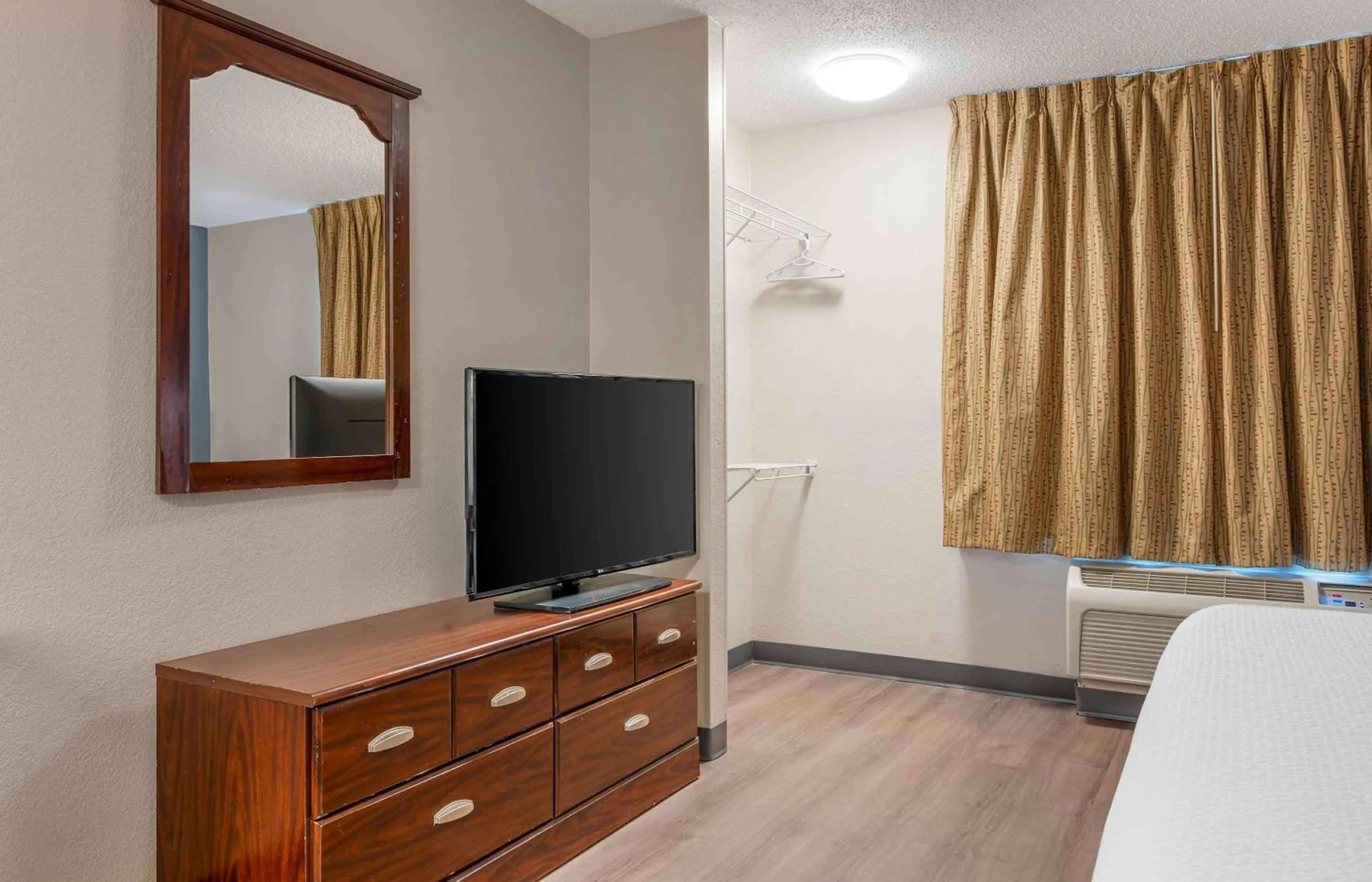 Bedroom in Extended Stay America Suites - Fort Wayne - South