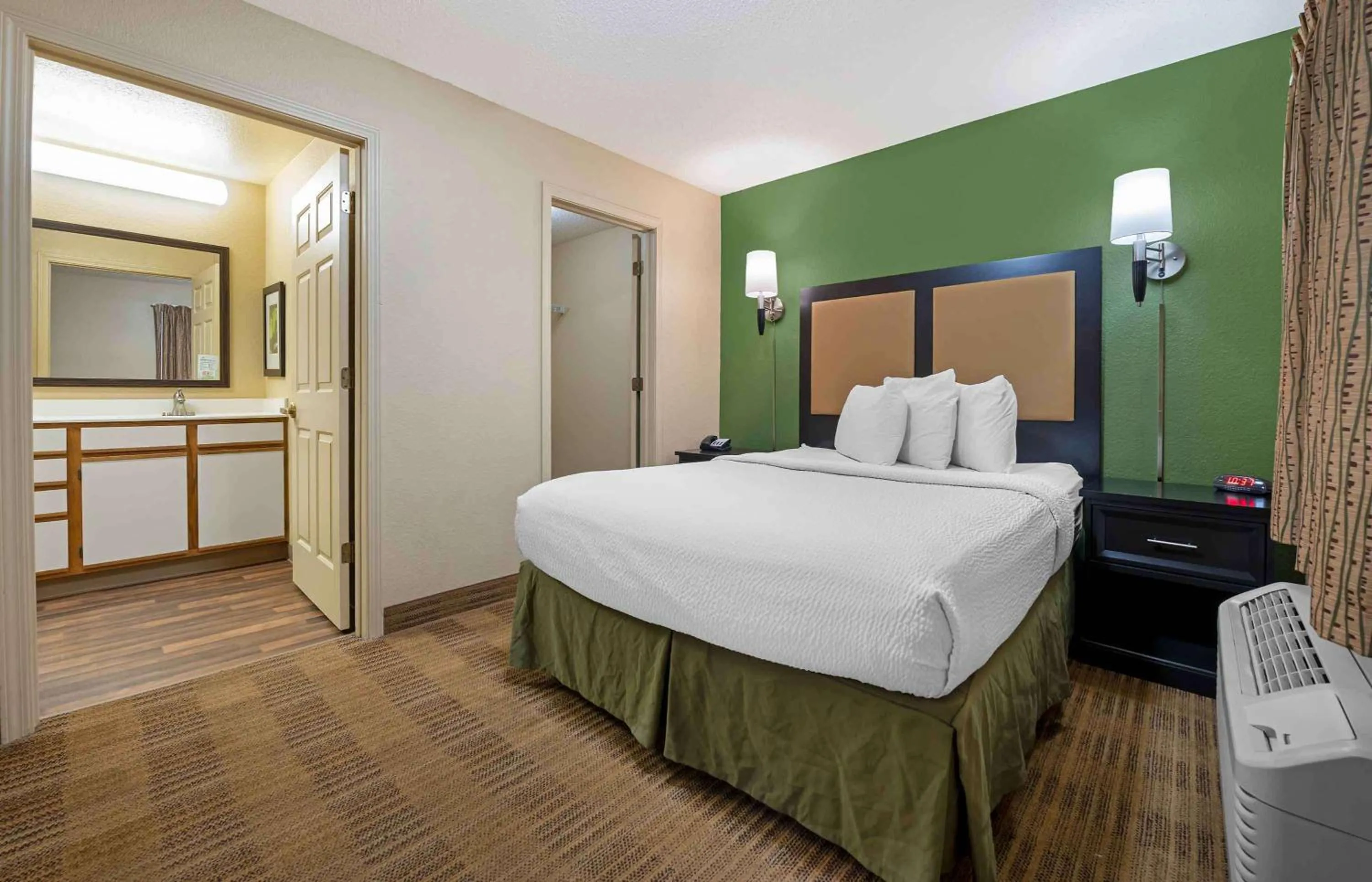 Bedroom, Bed in Extended Stay America Suites - Indianapolis - West 86th St