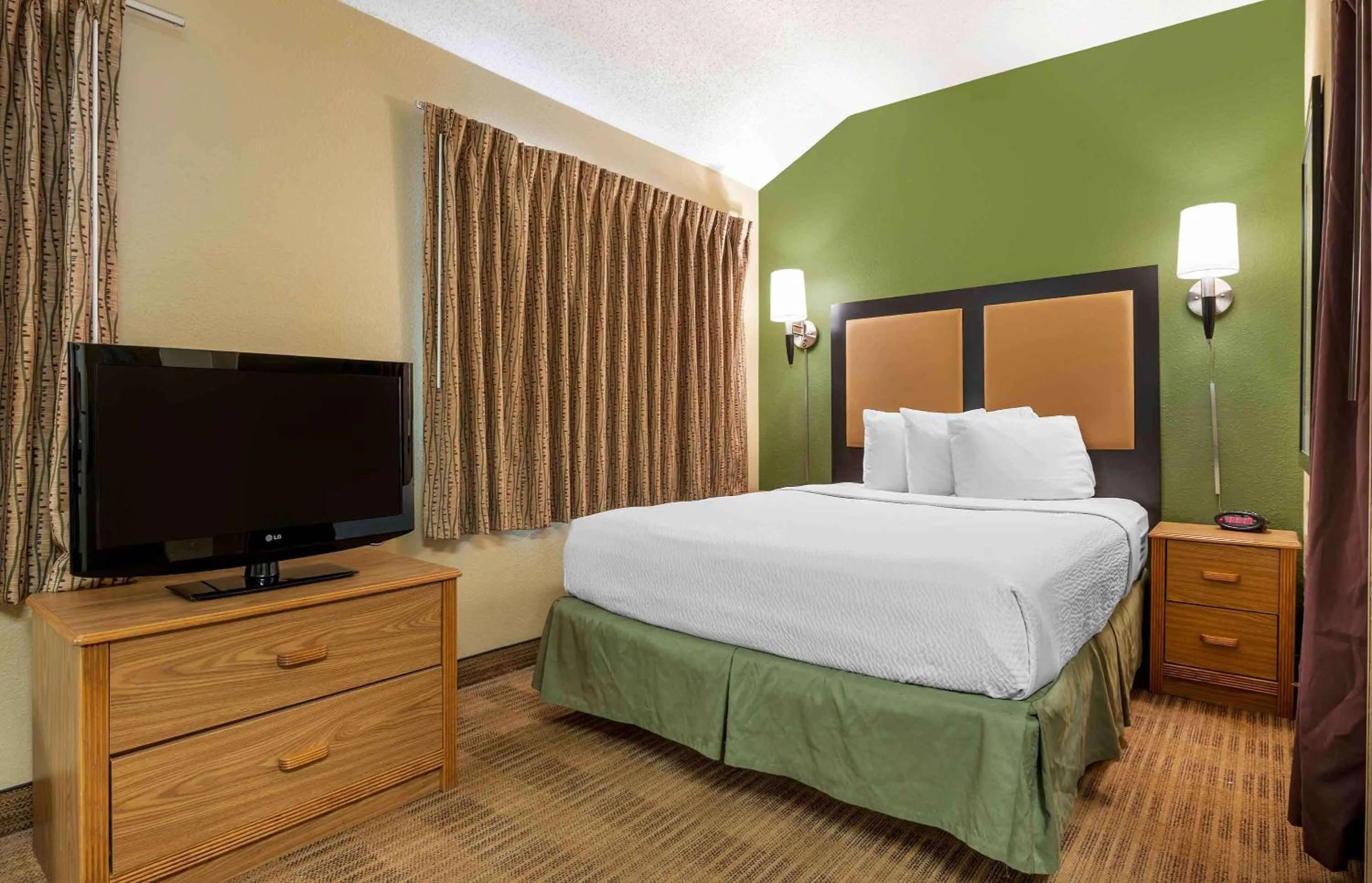 Bedroom, Bed in Extended Stay America Suites - Indianapolis - West 86th St