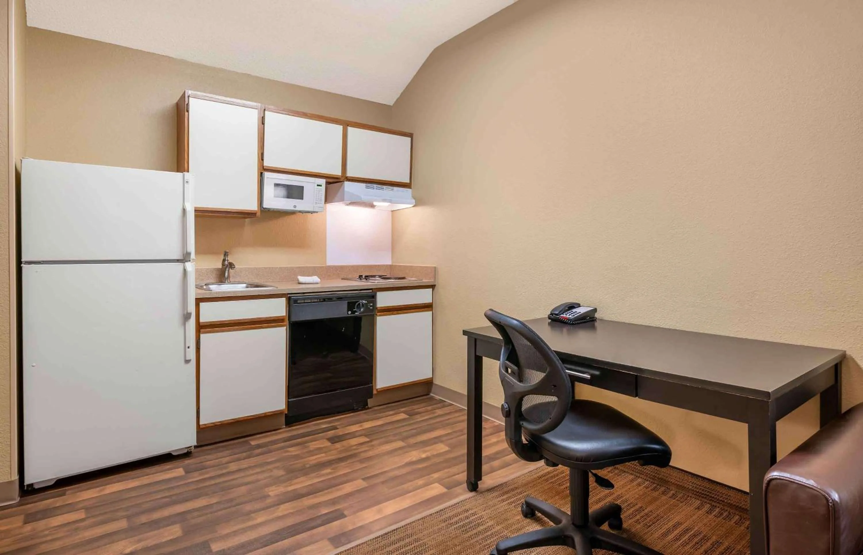 Kitchen or kitchenette in Extended Stay America Suites - Indianapolis - West 86th St