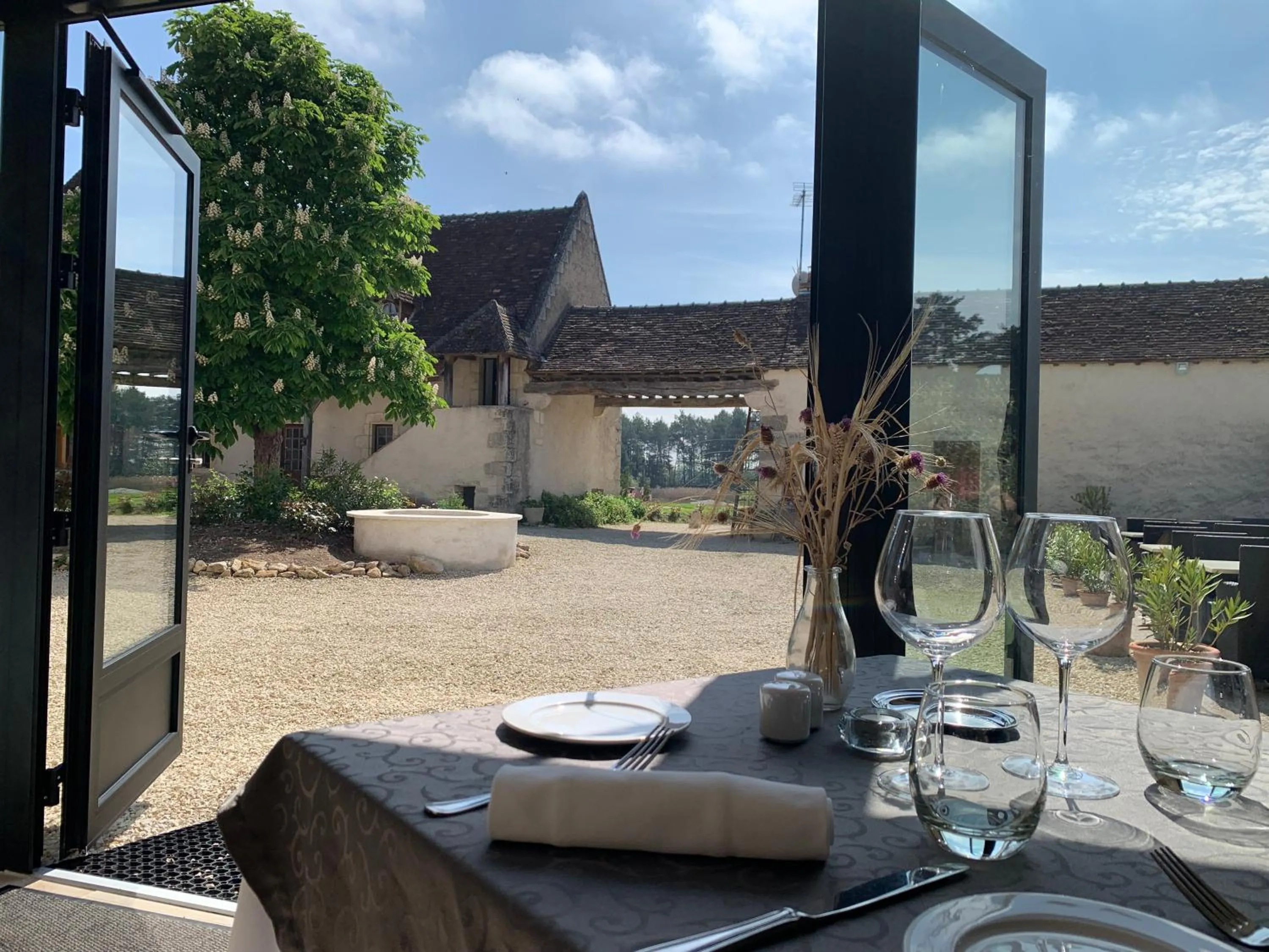 Restaurant/places to eat in Le Manoir de Pierre Levée, The Originals Collection