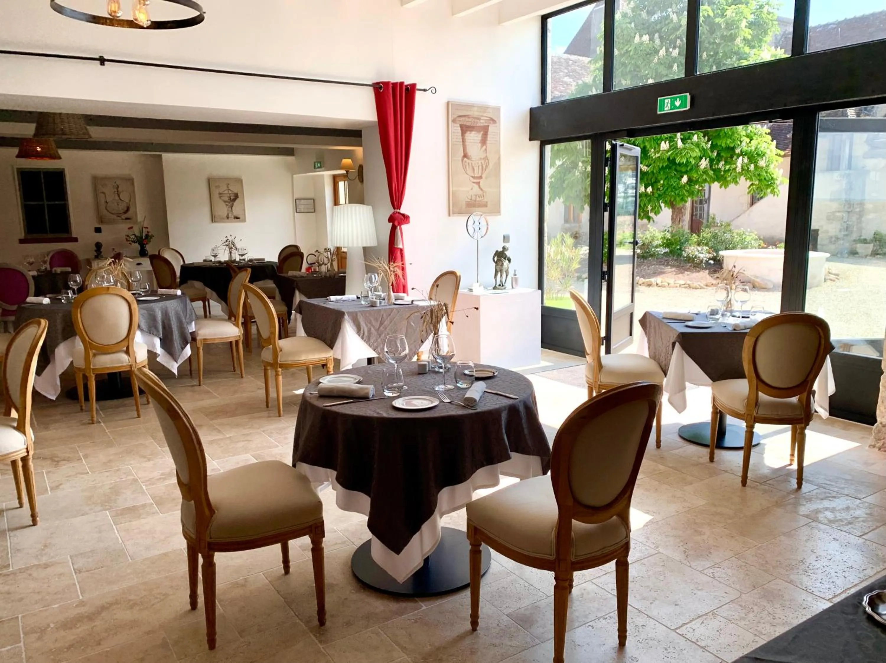 Restaurant/places to eat in Le Manoir de Pierre Levée, The Originals Collection