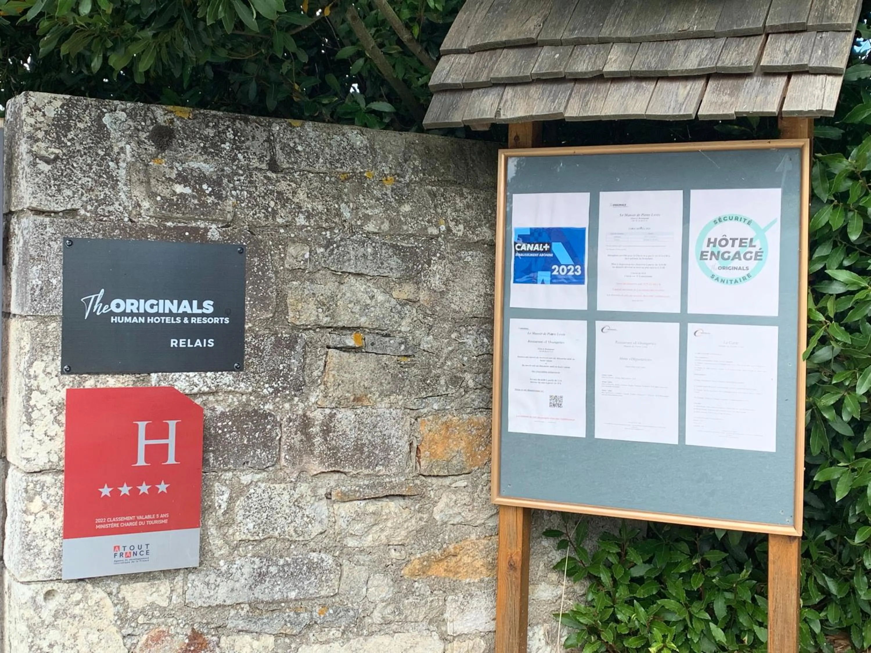 Entertainment in Le Manoir de Pierre Levée, The Originals Collection