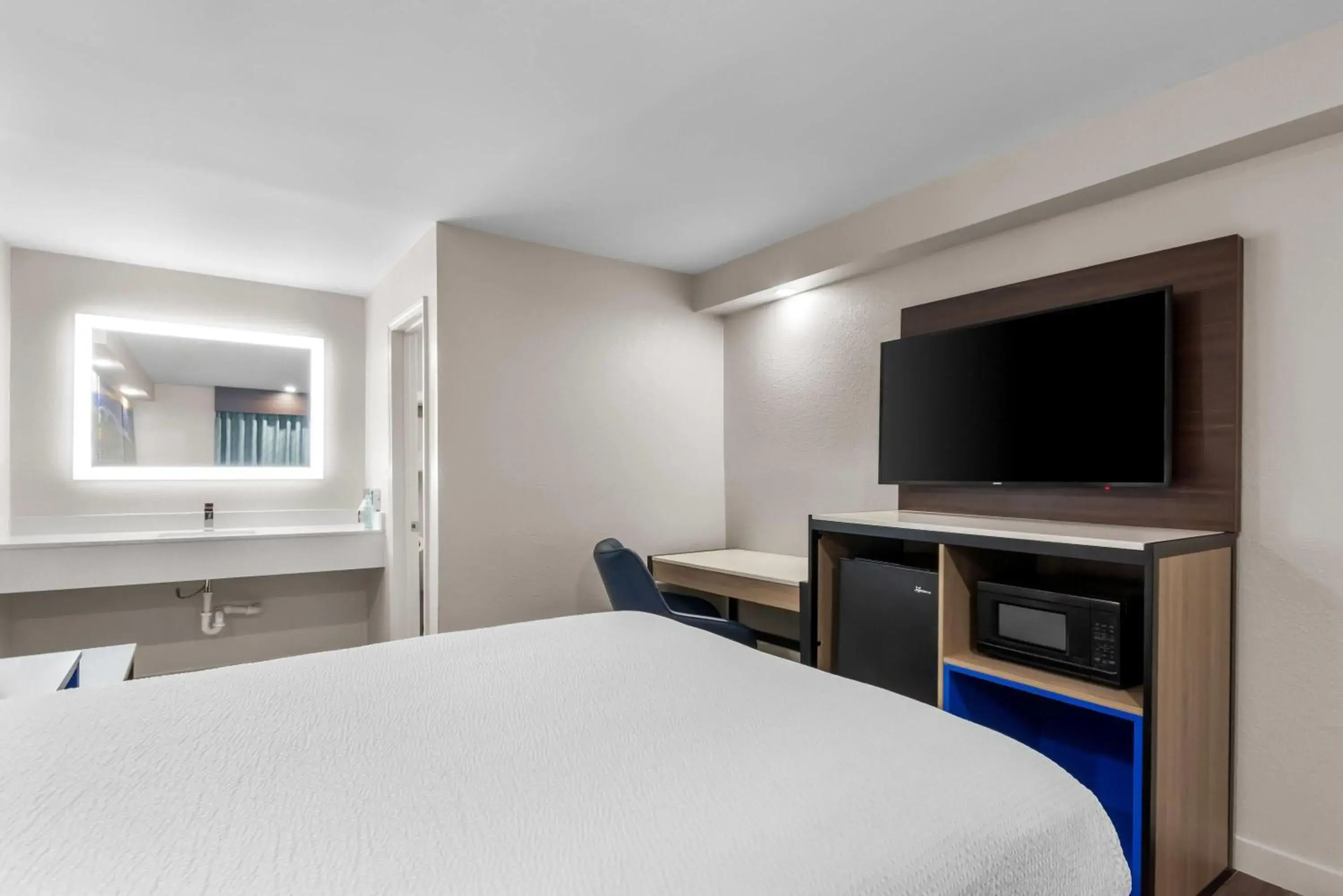 Queen Room - Non-Smoking in Days Inn by Wyndham Indianapolis East Post Road Queen Room - Non-Smoking in Days Inn by Wyndham Indianapolis East Post Road