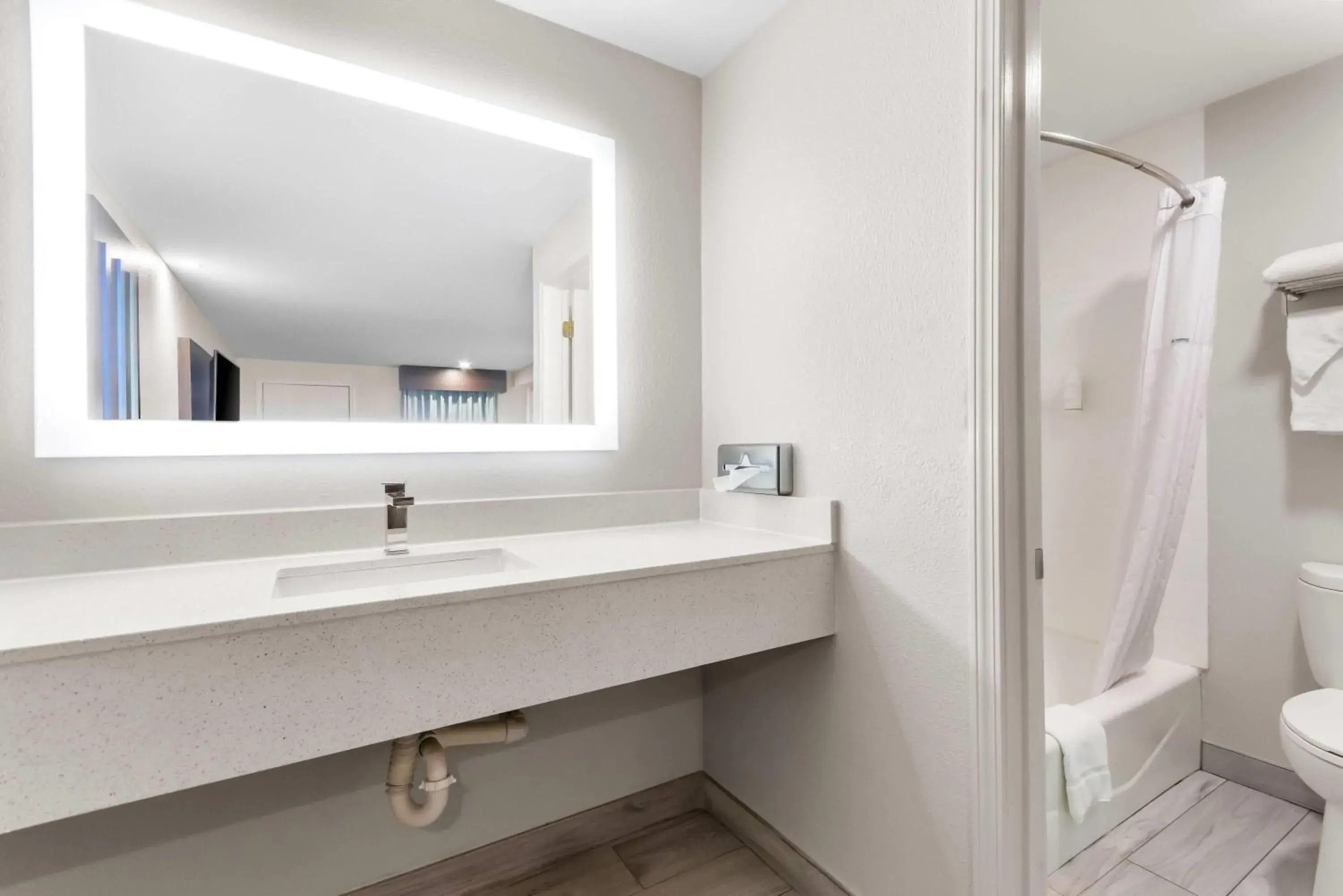 Double Room with Two Double Beds - Non-Smoking in Days Inn by Wyndham Indianapolis East Post Road Double Room with Two Double Beds - Non-Smoking in Days Inn by Wyndham Indianapolis East Post Road