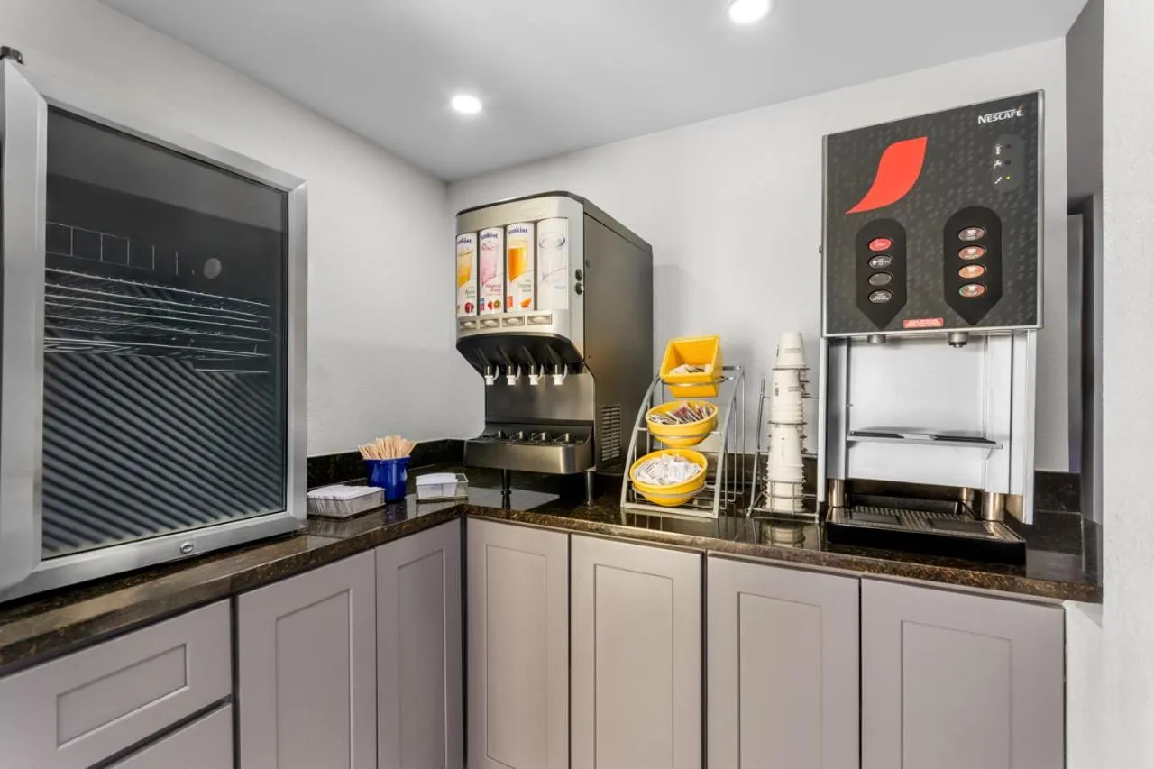 Days Inn by Wyndham Indianapolis East Post Road