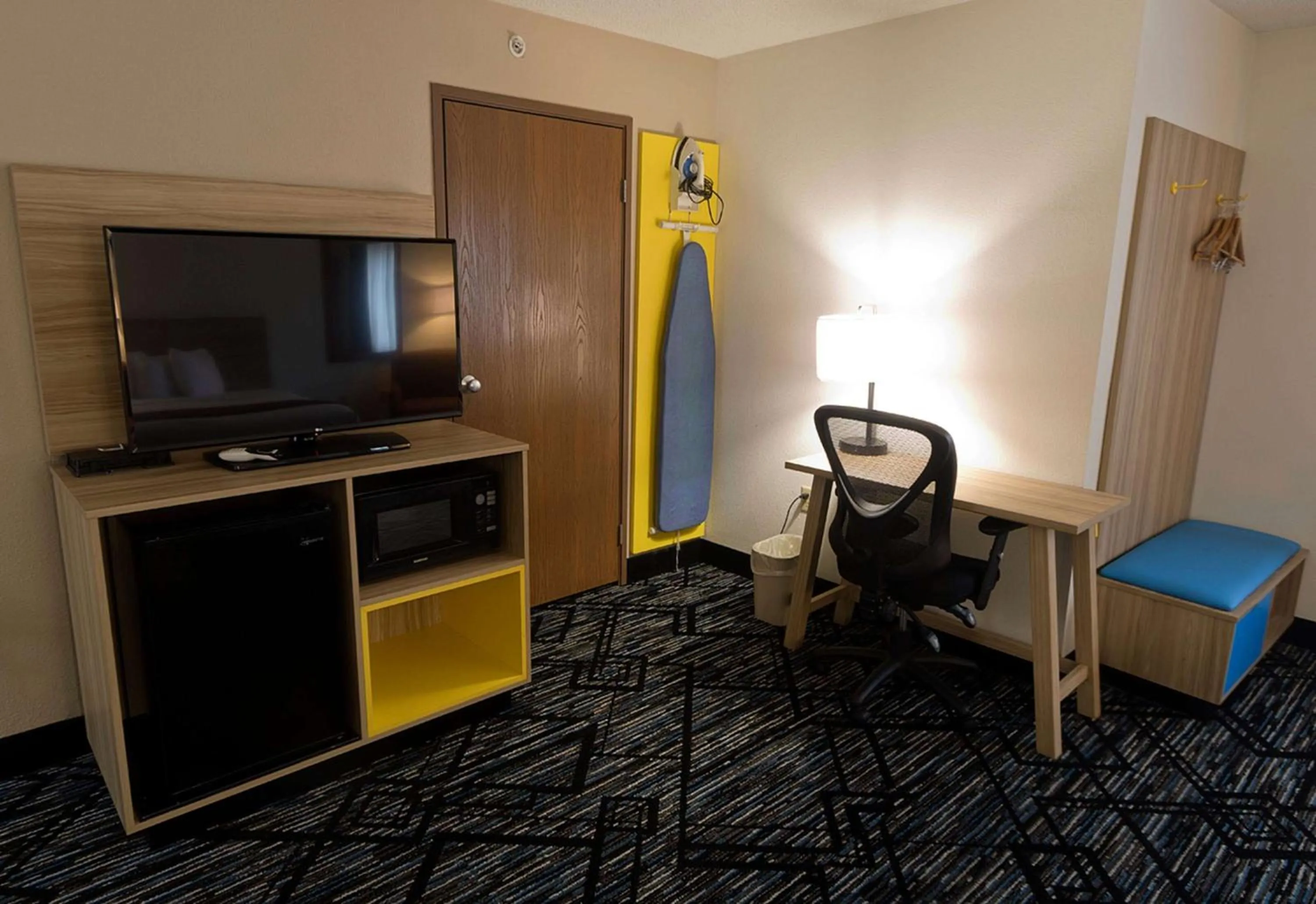 Photo of the whole room in Ramada Limited Decatur