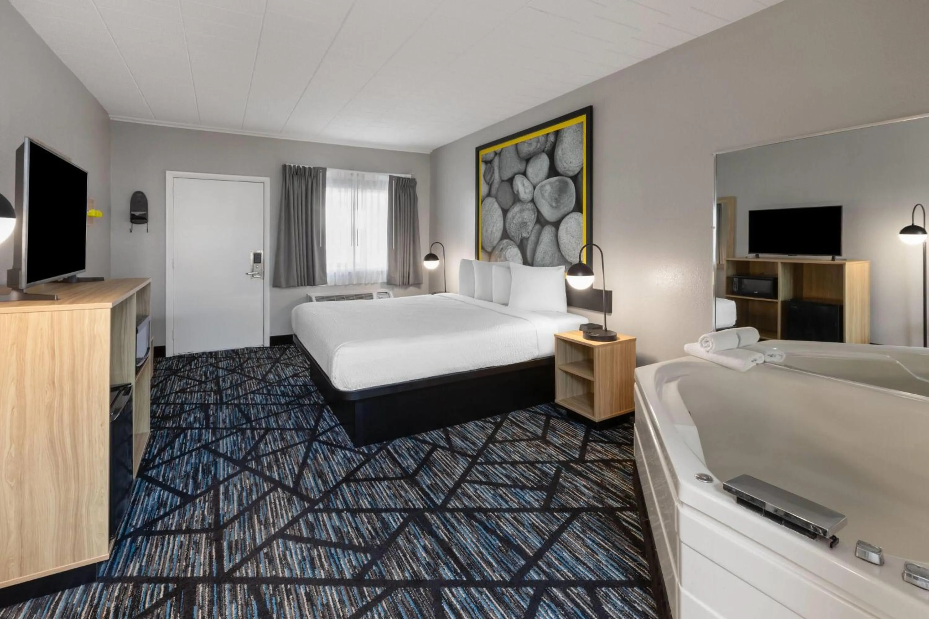 Photo of the whole room, Bed in Super 8 by Wyndham Traverse City