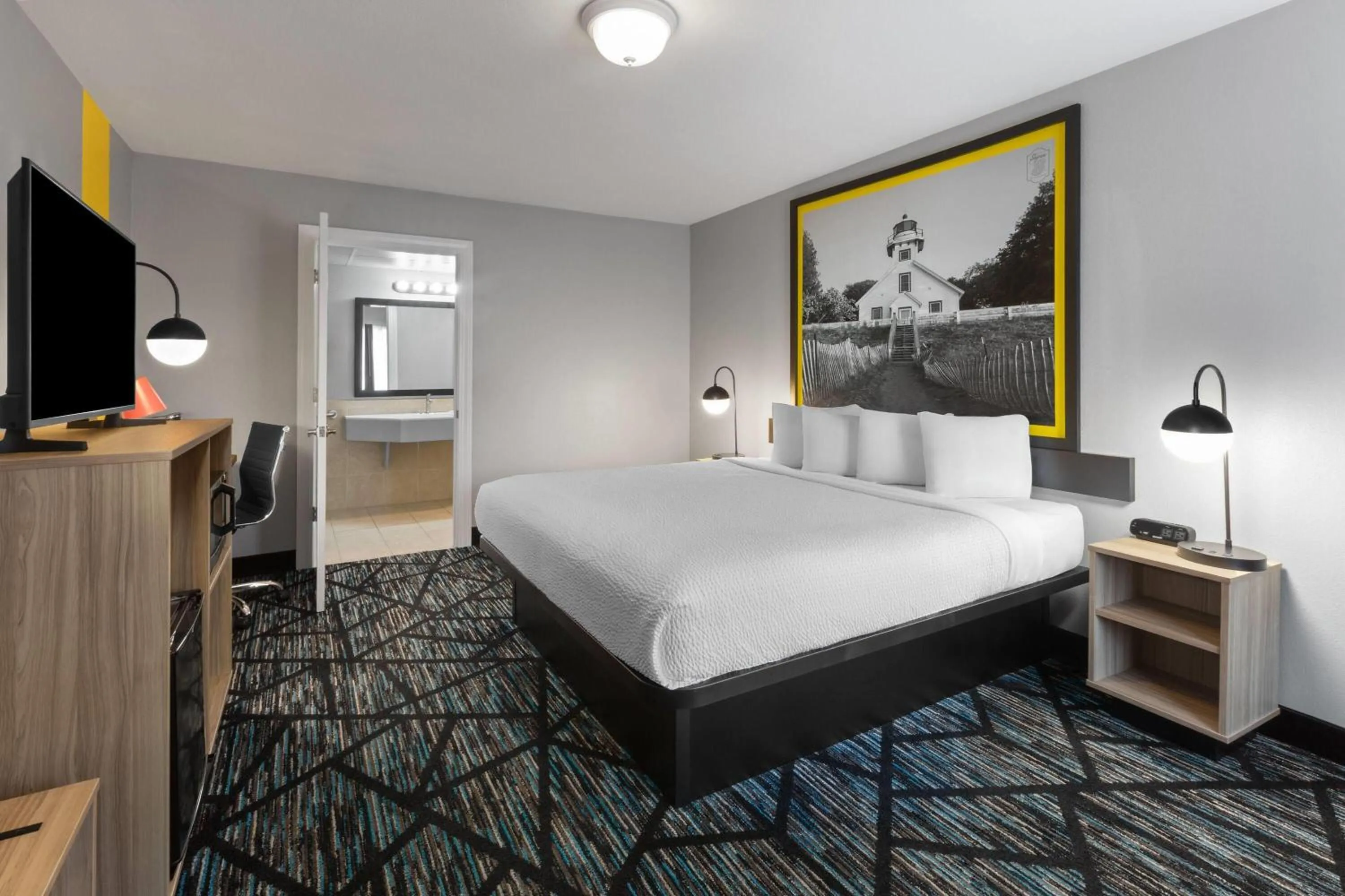 Photo of the whole room, Bed in Super 8 by Wyndham Traverse City