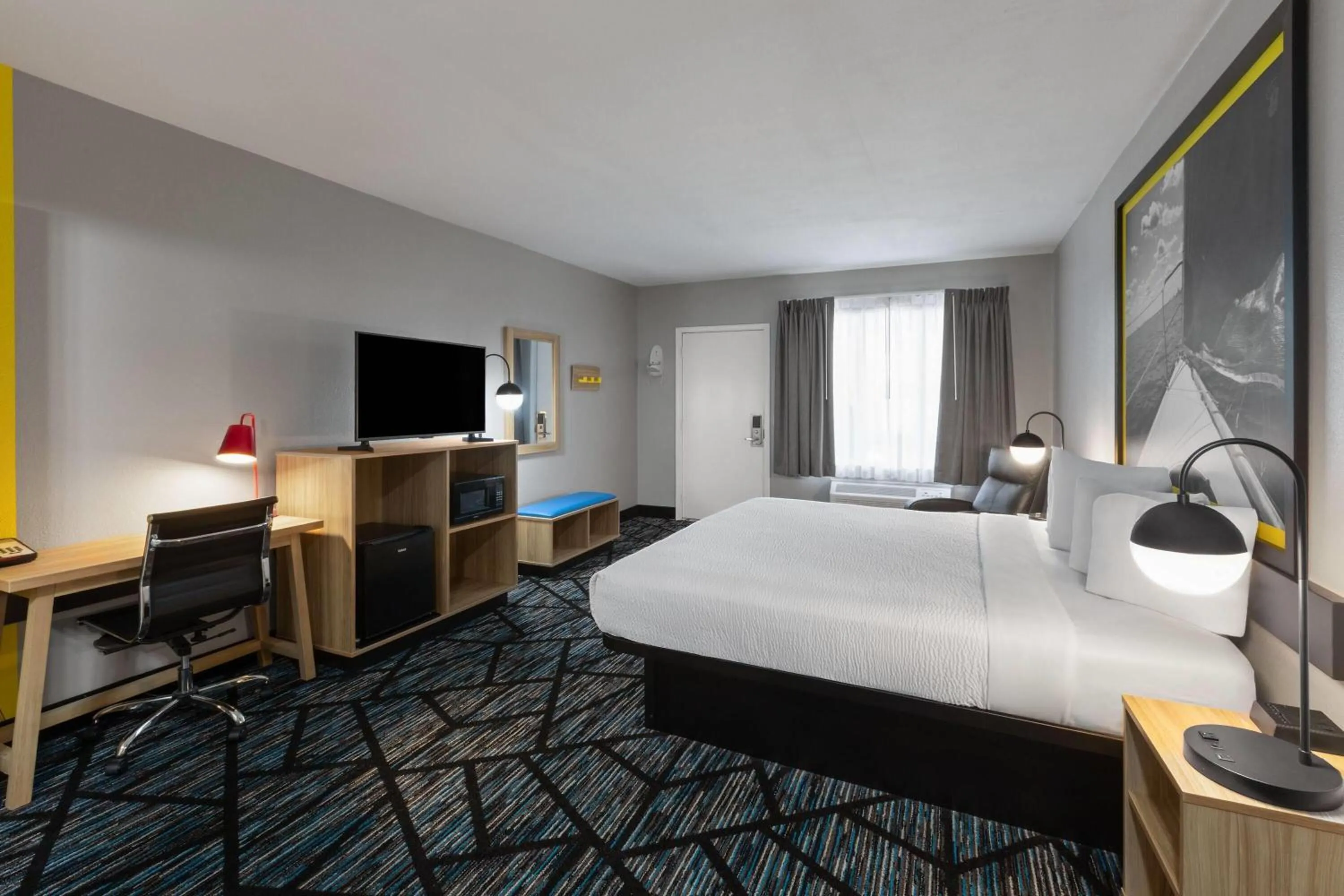 Photo of the whole room, Bed in Super 8 by Wyndham Traverse City