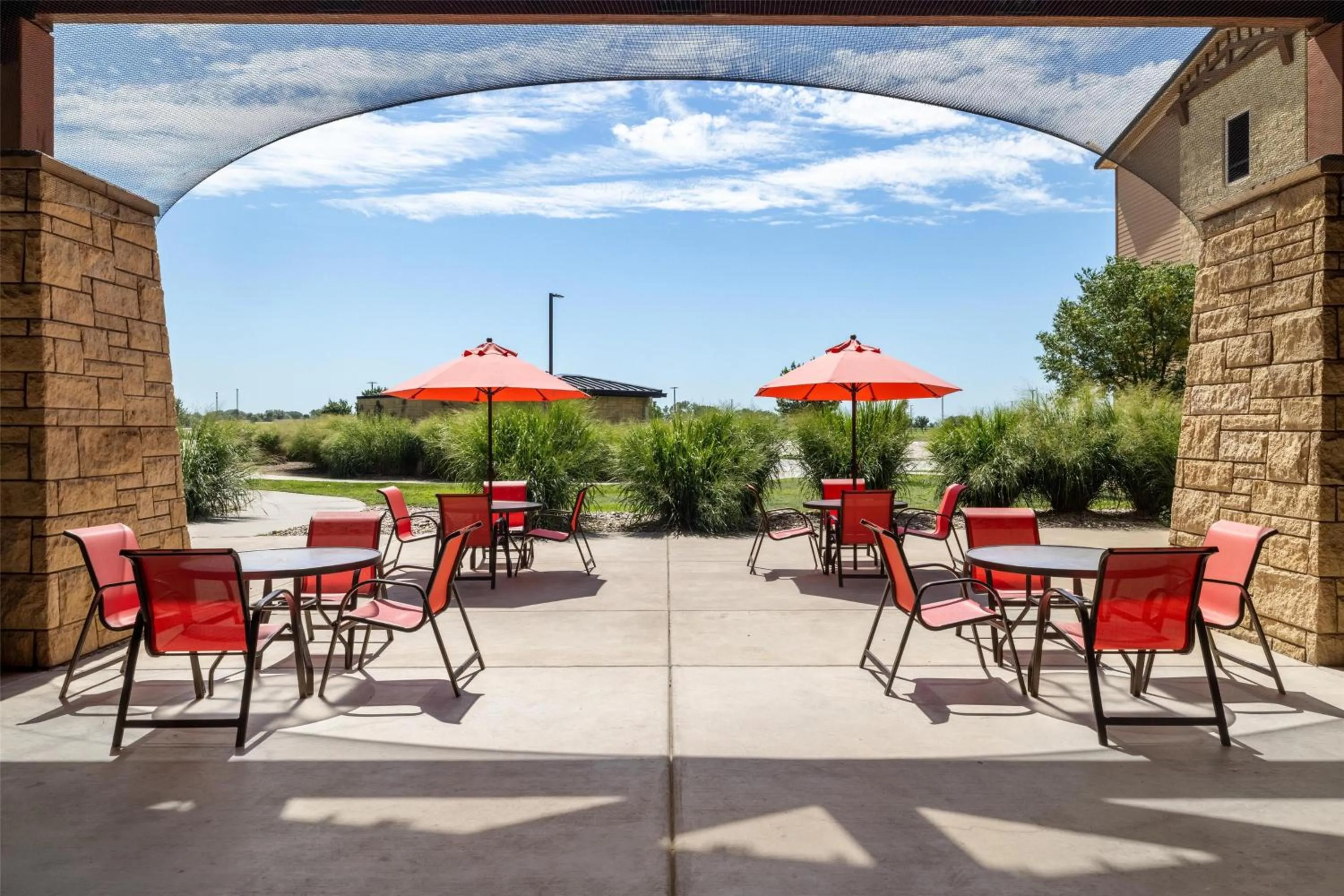 Patio in Hampton Inn & Suites I-35/Mulvane