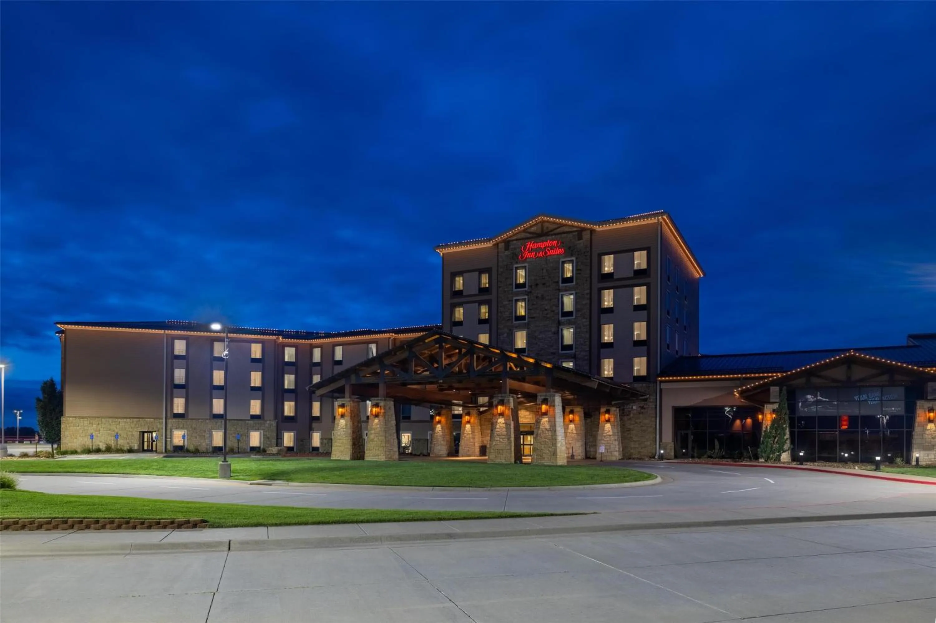 Property building in Hampton Inn & Suites I-35/Mulvane