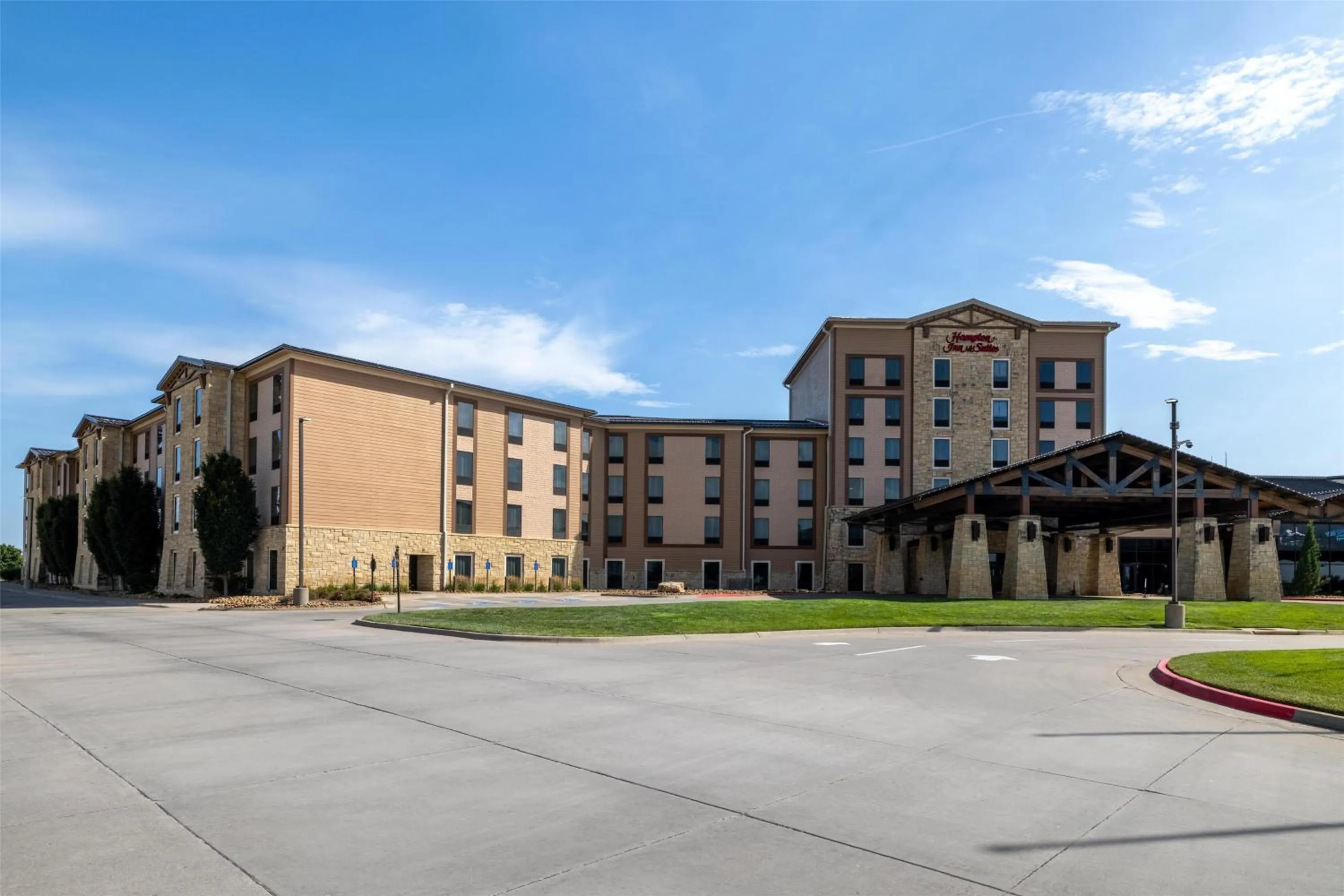 Property building in Hampton Inn & Suites I-35/Mulvane